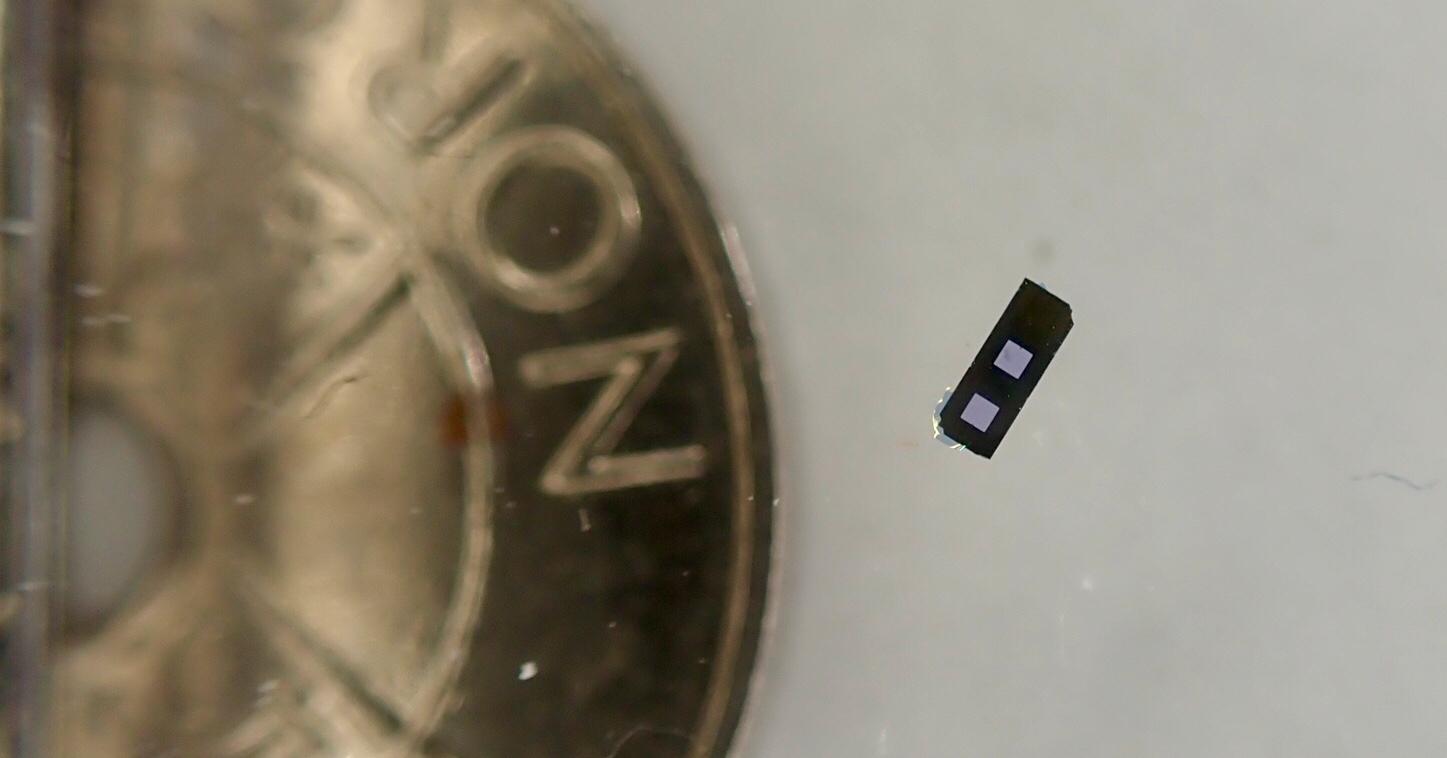Her ligger sensoren ved siden av en en krone.