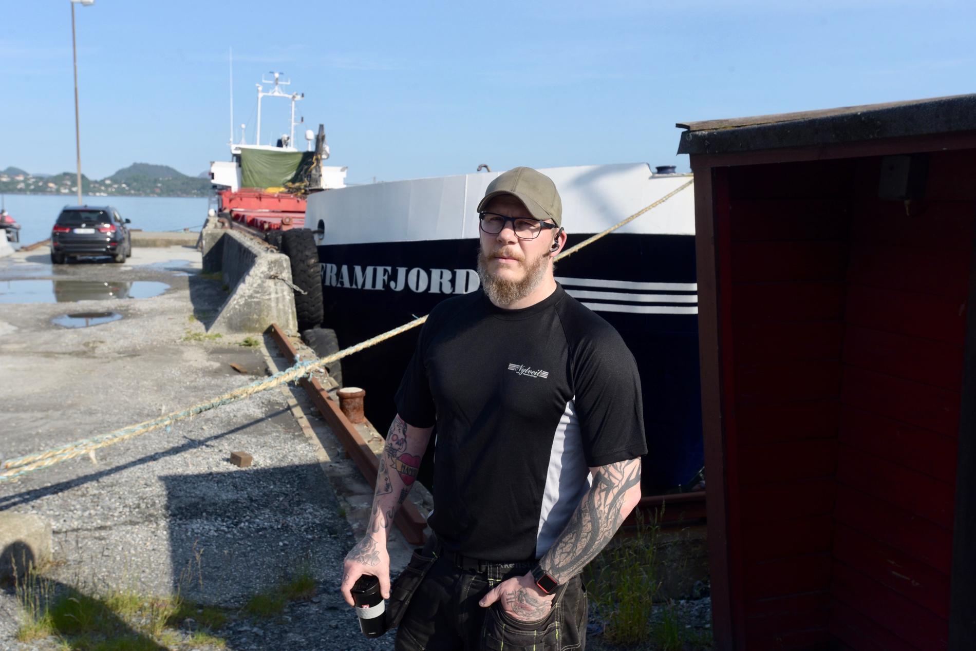 VENTER: Ørjan Hatlestad venter på å transportere sand fra kaien. 