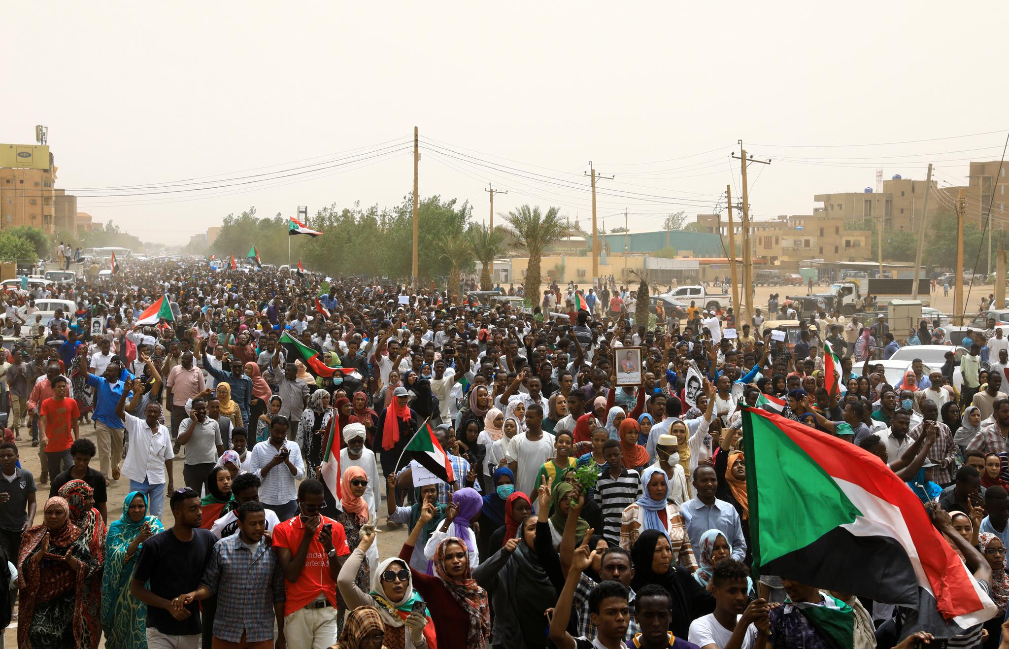 Titusenvis av demonstranter protesterer mot militærstyret i Sudan.