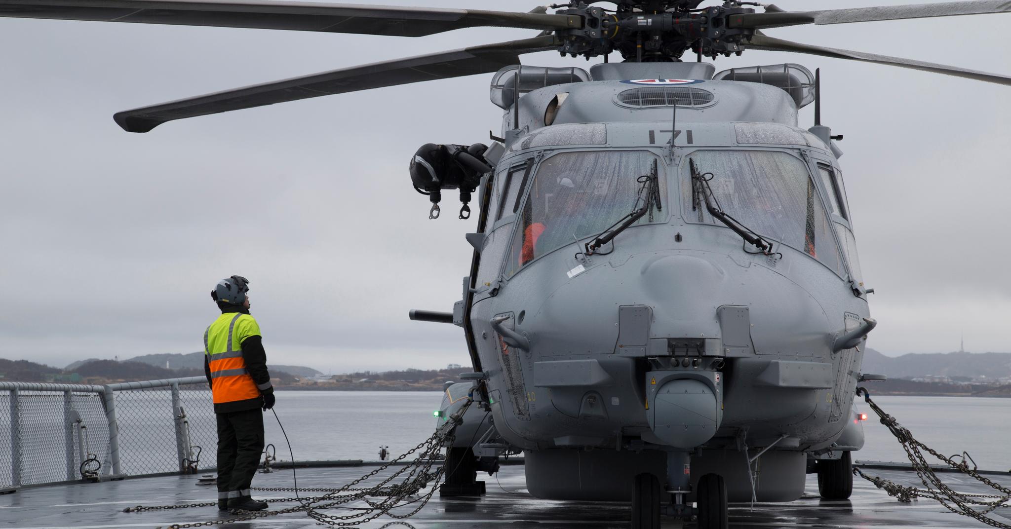 Et NH90-helikopter gjør et sjeldent besøk på et kystvaktfartøy, i dette tilfelle KV Senja.