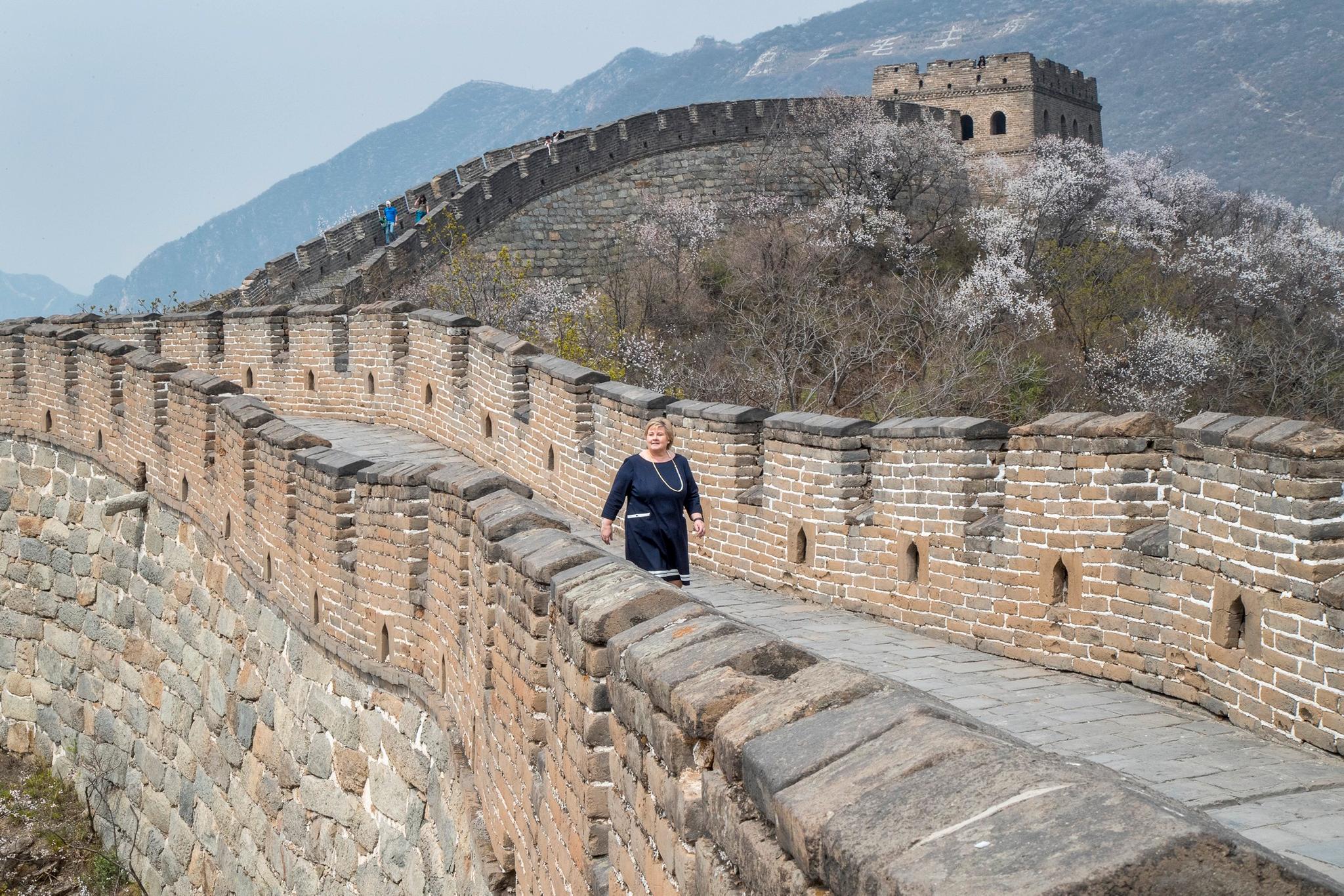  Erna Solberg på den store kinesiske mur i Mutianyu utenfor Beijing.