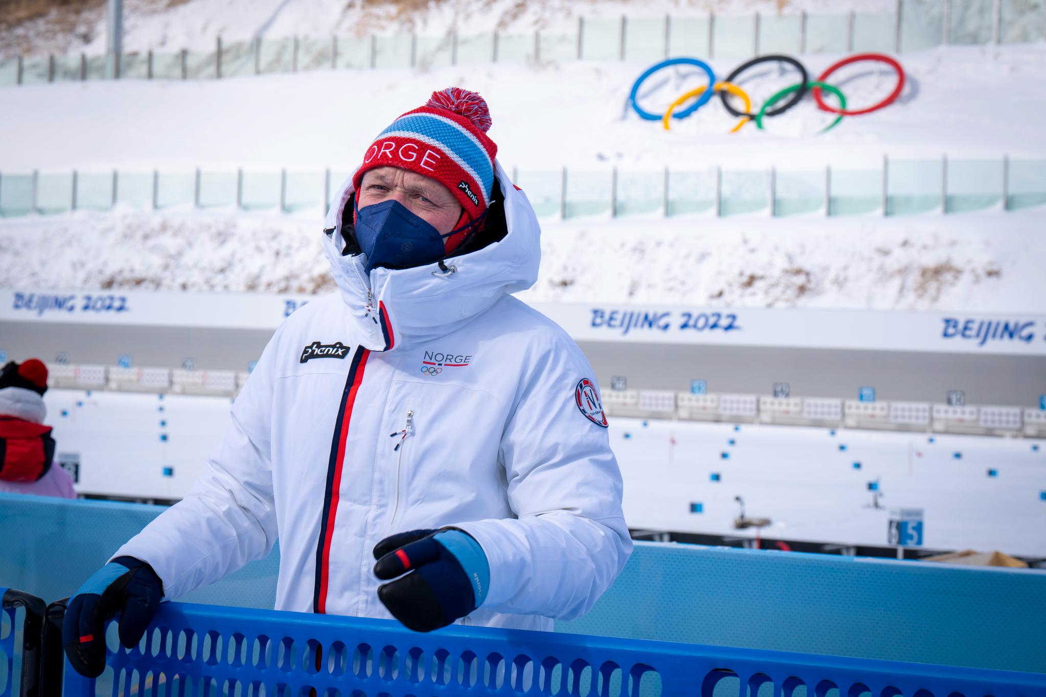PÅ REISEFOT: Sportssjef i Norges Skiskytterforbund, Per-Arne Botnan, sier det er opp til hver enkelt utøver om de vil reise til denne ukens verdenscuprenn i Finland - like ved den russiske grensen. Dette bildet er fra OL i Beijing.