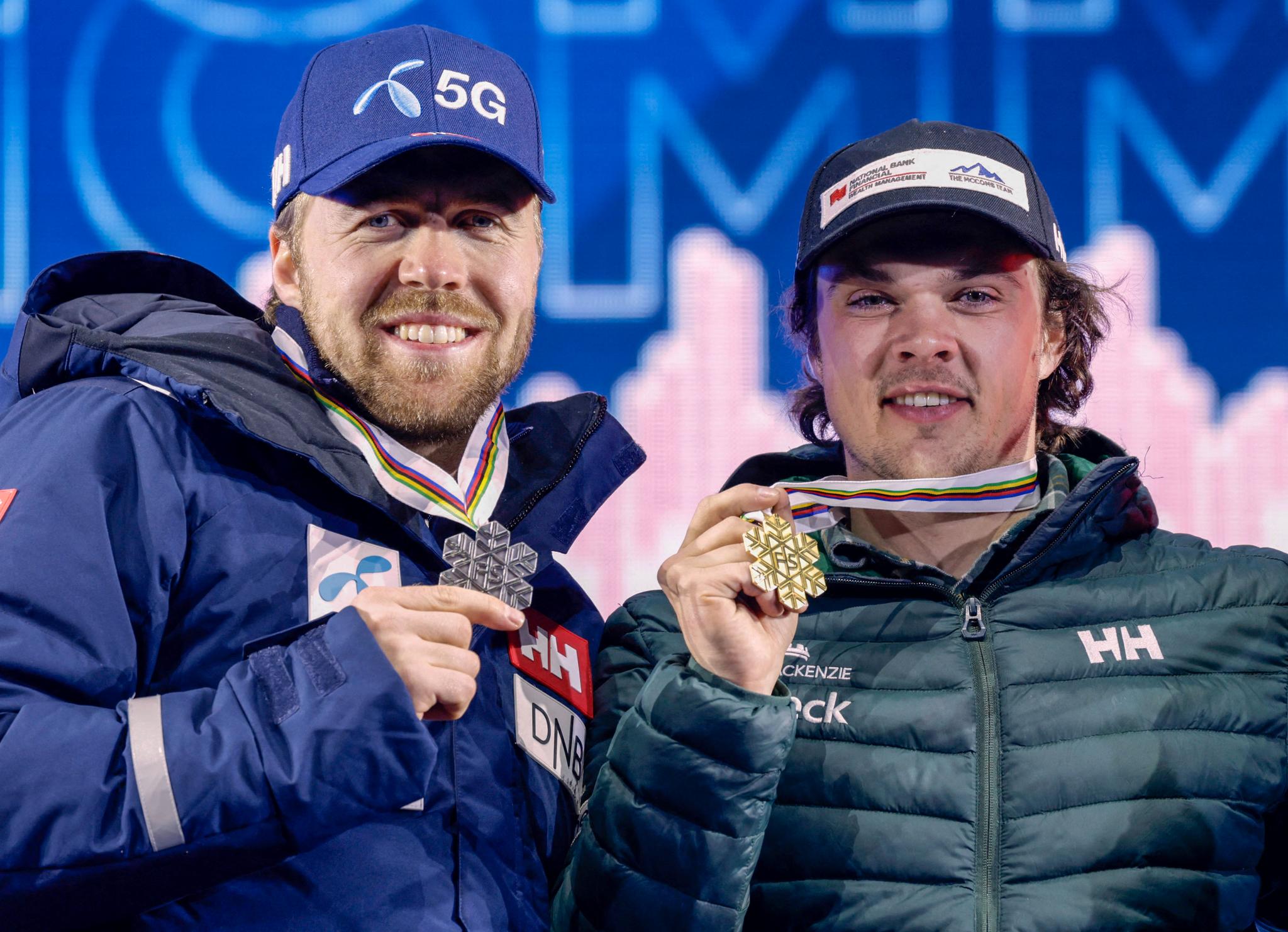 DEN LILLE FORSKJELLEN: Aleksander Aamodt Kilde (til venstre) med VM-sølvet og gullvinner James Crawford torsdag kveld.