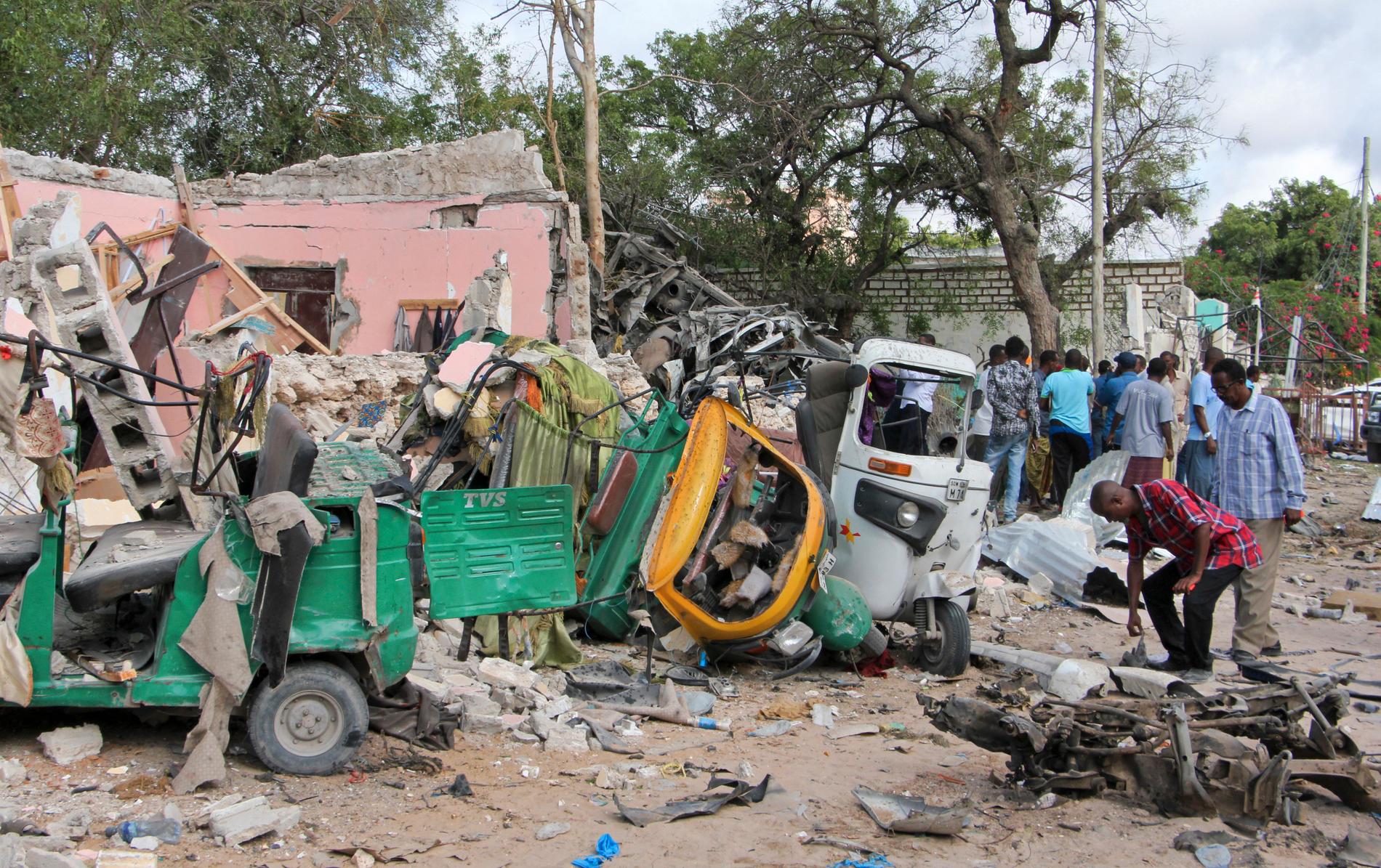 MANGE DØDE: Angrepet mot to restauranter i Somalias hovedstad Mogadishu onsdag, krevde minst 19 menneskeliv og gjorde store materielle ødeleggelser. 