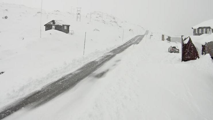 STENGT: Fylkesvei 55 Sognefjellet er stengt på grunn av uvær. Slik så det ut ved Sognefjellshytta ved 14-tiden søndag ettermiddag.