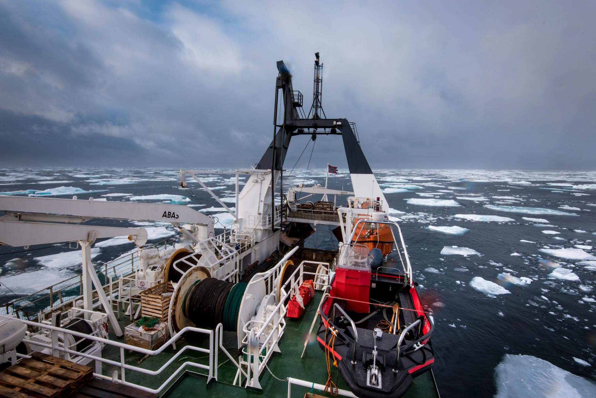  Forskningsfartøyet «Helmer Hanssen» på tokt i Polhavet. Varmt hav gir mindre sjøis nord for Svalbard, noe som kan føre til endret havmiljø. Derfor har Norge økt forskningsinnsatsen i dette området. 