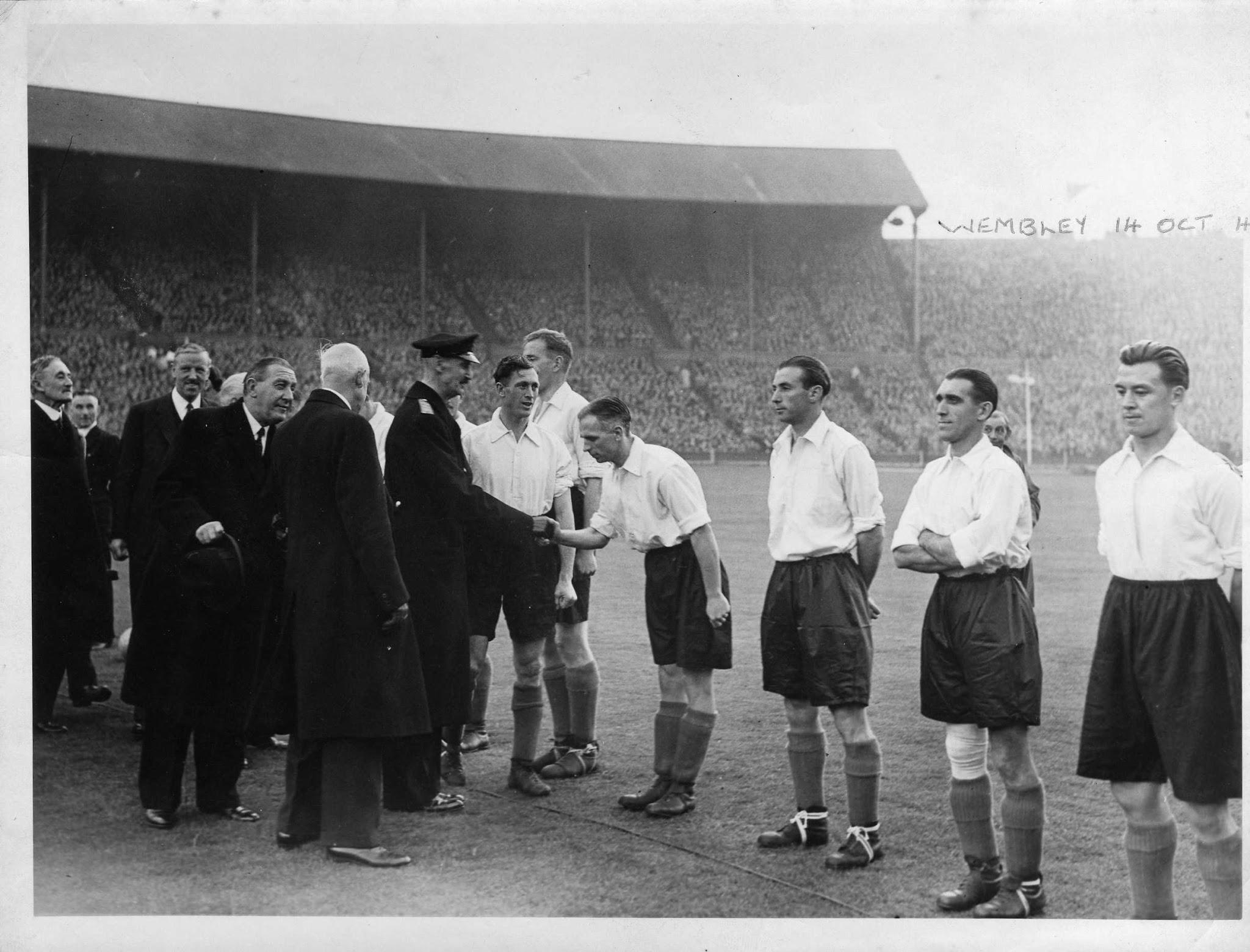 Frank Soo står helt til høyre på bildet. Her fra en landskamp på Wembley.