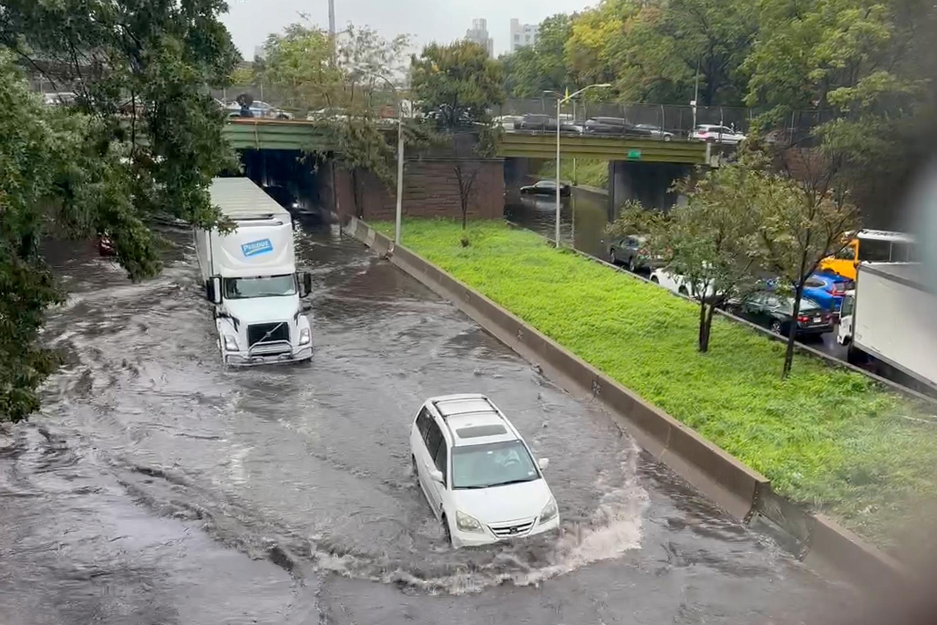 Trafikk snegler seg bortover en oversvømt motorvei i New York. 
