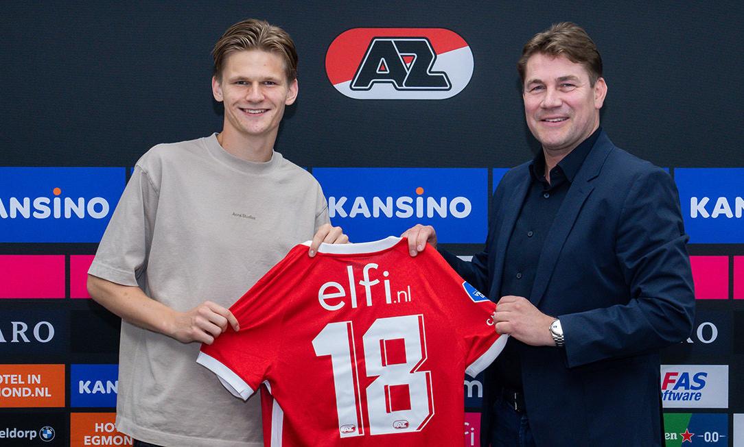 BEKREFTET: David Møller Wolfe skal spille for AZ Alkmaar med nummer 18 på ryggen. Til høyre for 21-åringen står sportsdirektør Max Huiberts.