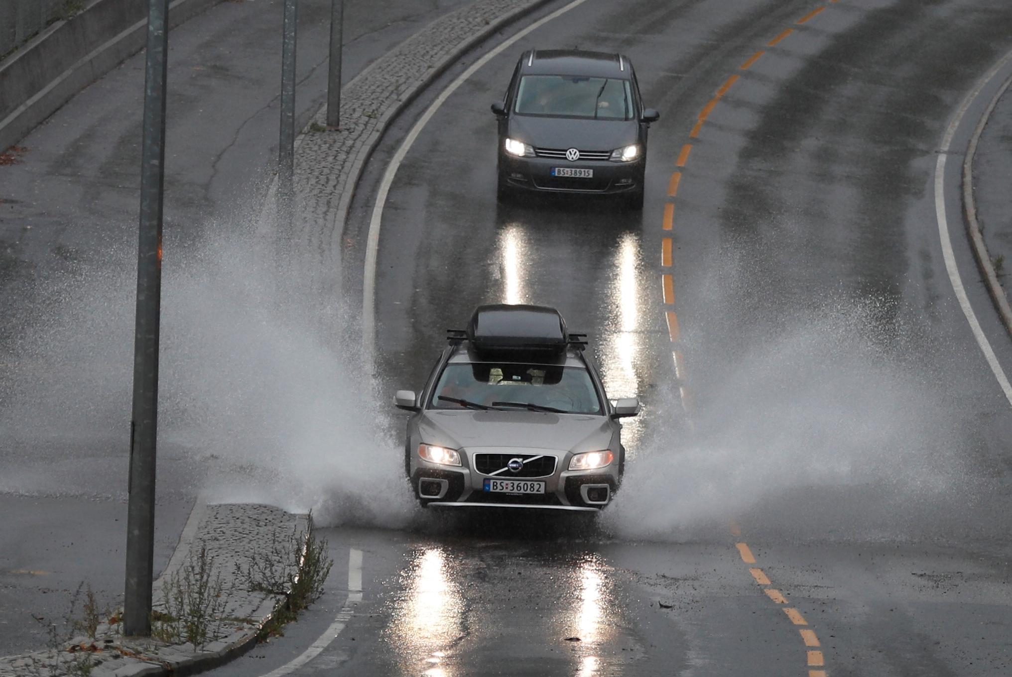 Store mengder regn kan skape oversvømmelser og trafikale problemer fredag og lørdag. 