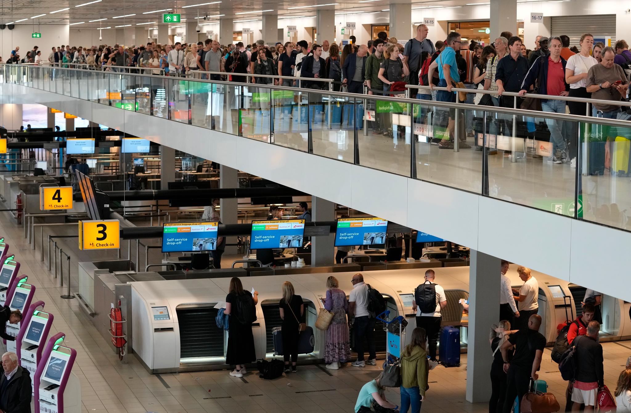 Det er kaos og lange køer på flere flyplasser i Europa. Bildet er nylig tatt på Schiphol i Amsterdam.
