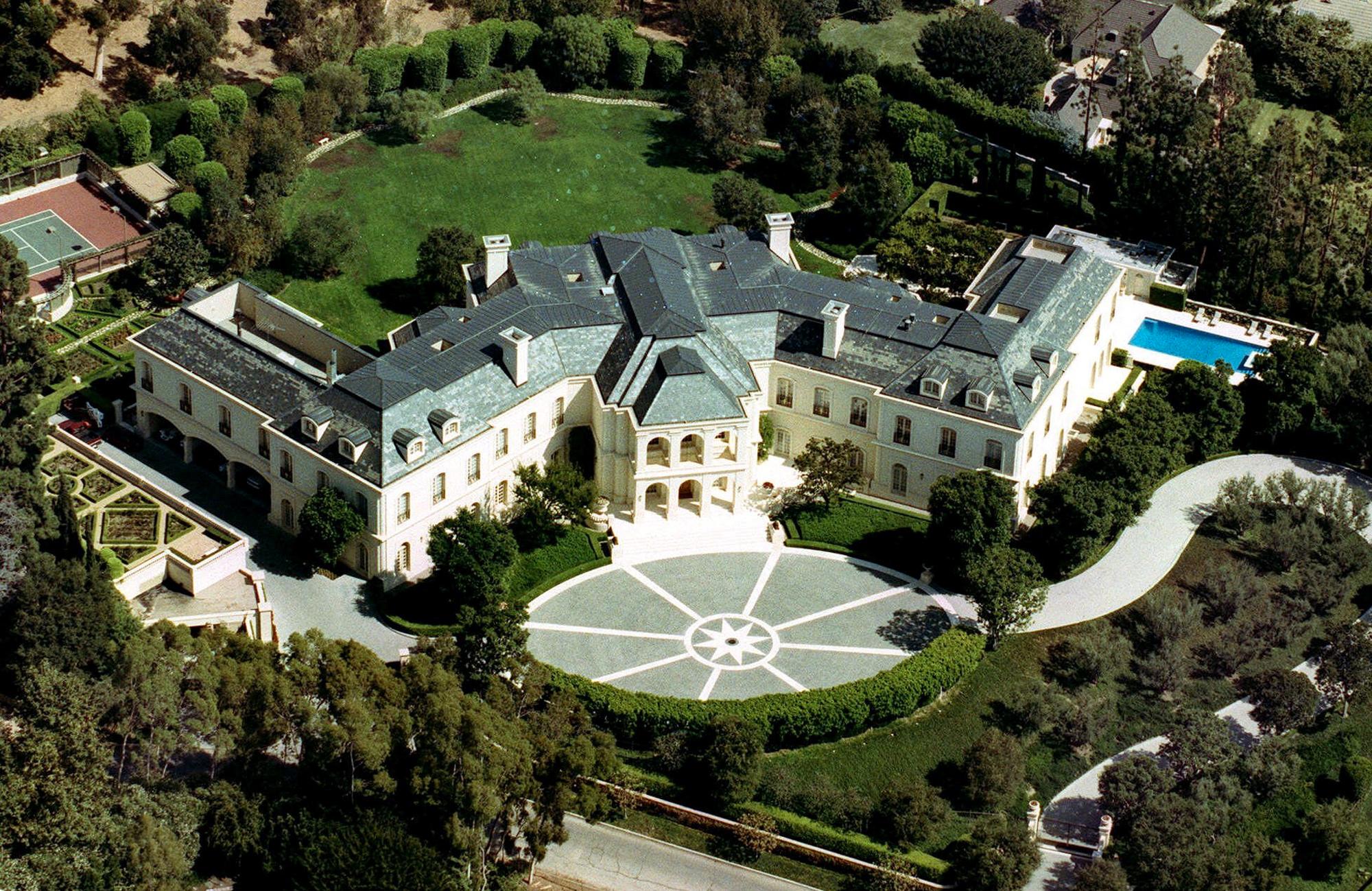 The Spelling Mansion i Beverly Hills skal ha blitt solgt for 85 millioner dollar i kontanter.