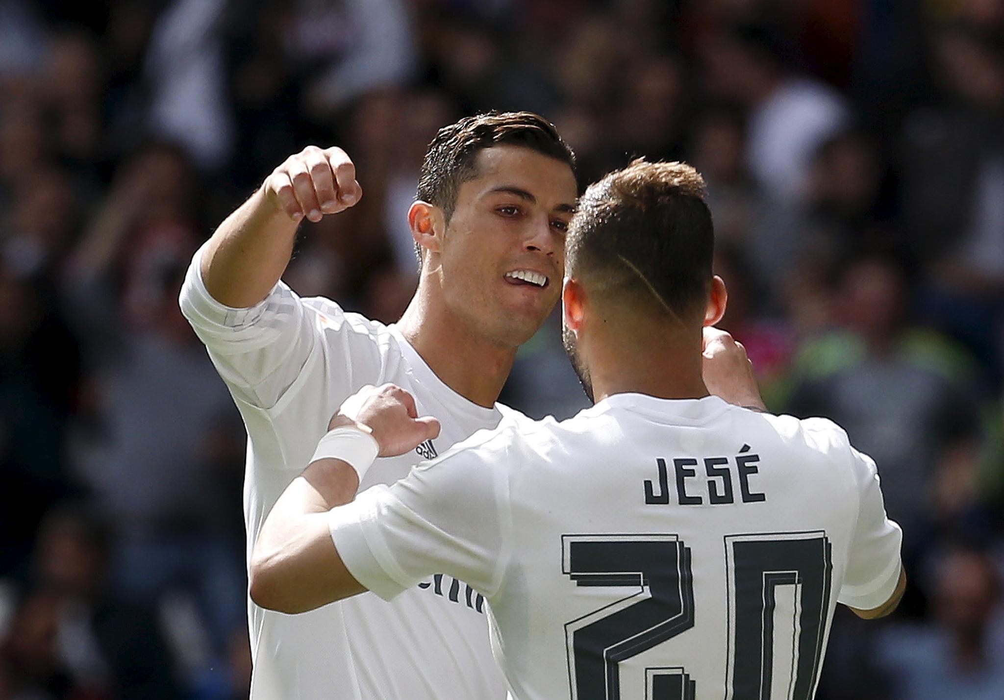 Cristiano Ronaldo jubler sammen med lagkamerat Jesé. 