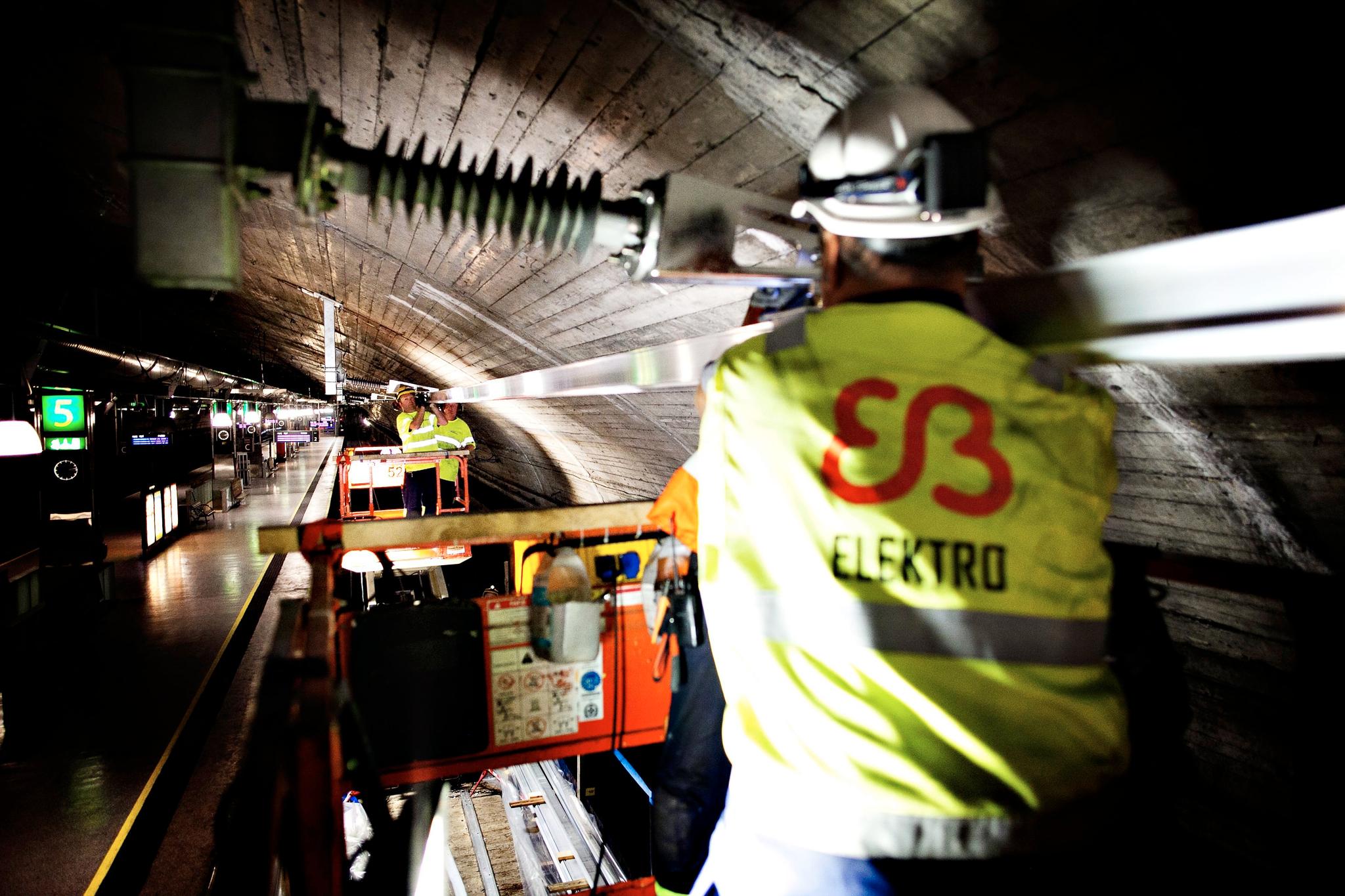 Her monteres det jernbanen kaller kjøreledning, og det som for folk flest er mest kjent som strømledning, i Oslotunnelen. Formelt heter de takstrømskinner, som skal tåle mer enn utendørs strømledninger.