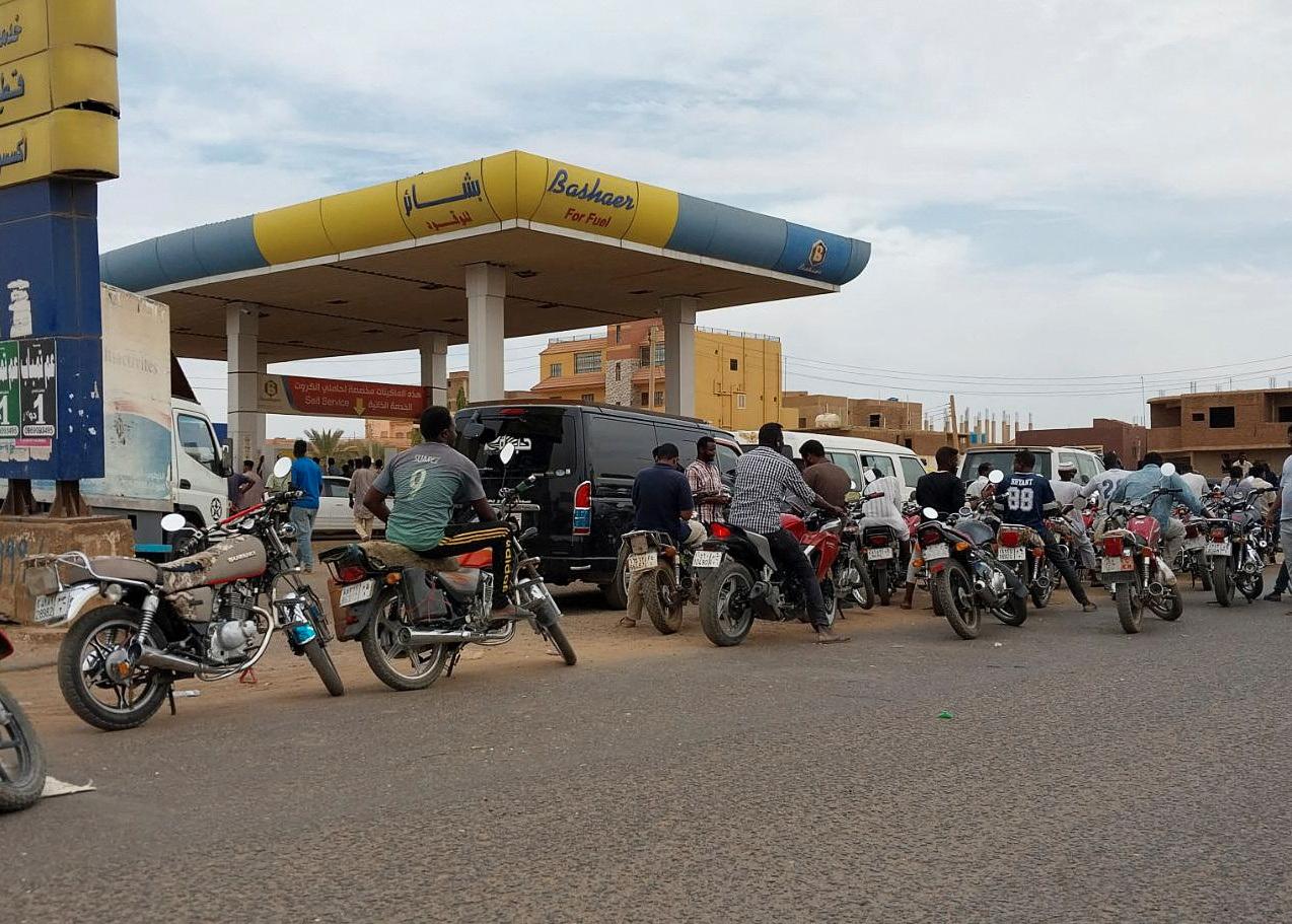 Folk står i kø for å få drivstoff i Khartoum 30. april. 