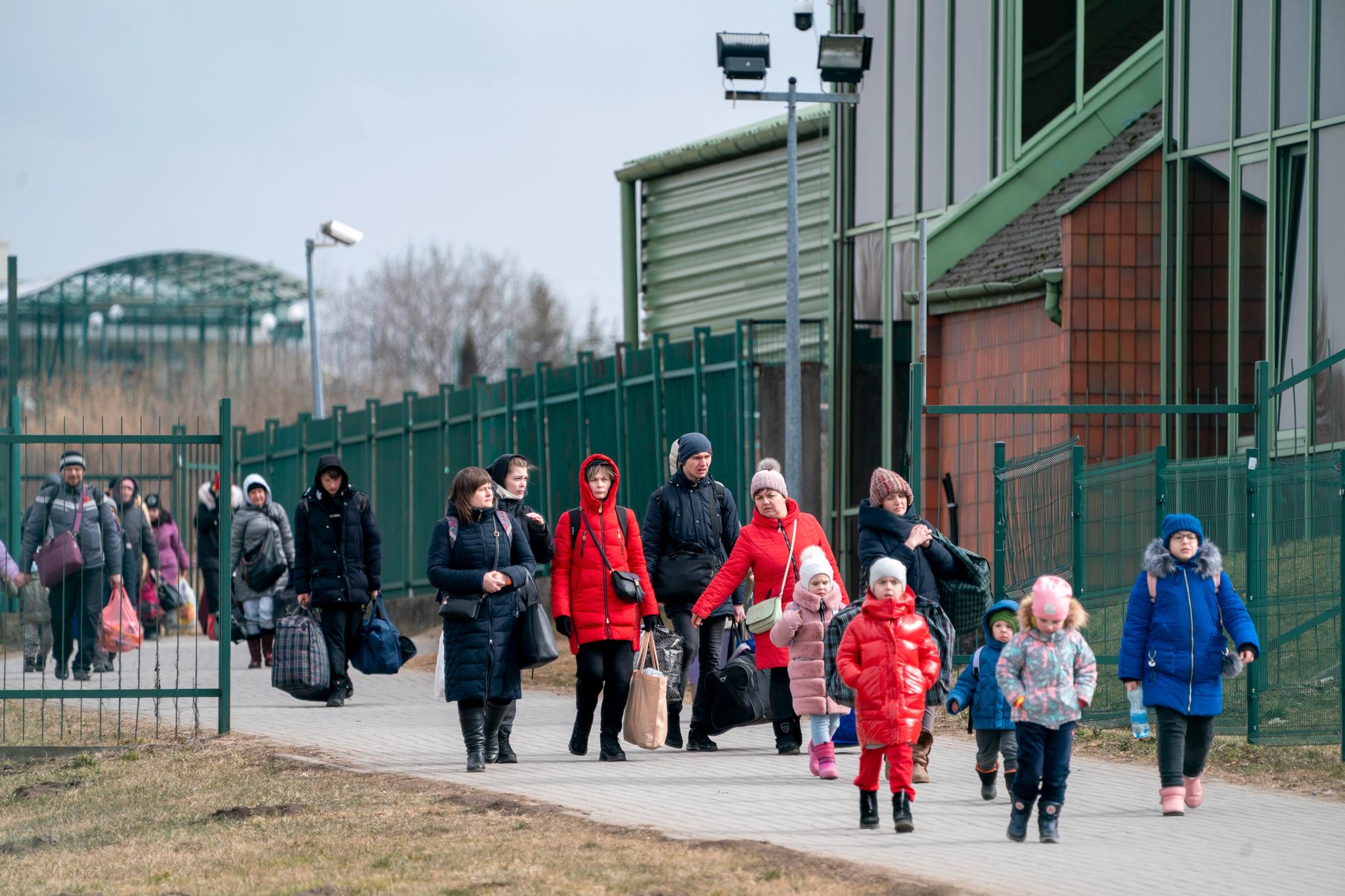 Ved grenseovergangen i Medyka kommer flyktninger fra Ukraina gående og med biler. Når de kommer over grensen, blir de tatt imot av frivillige som gir dem mat og transport videre. 