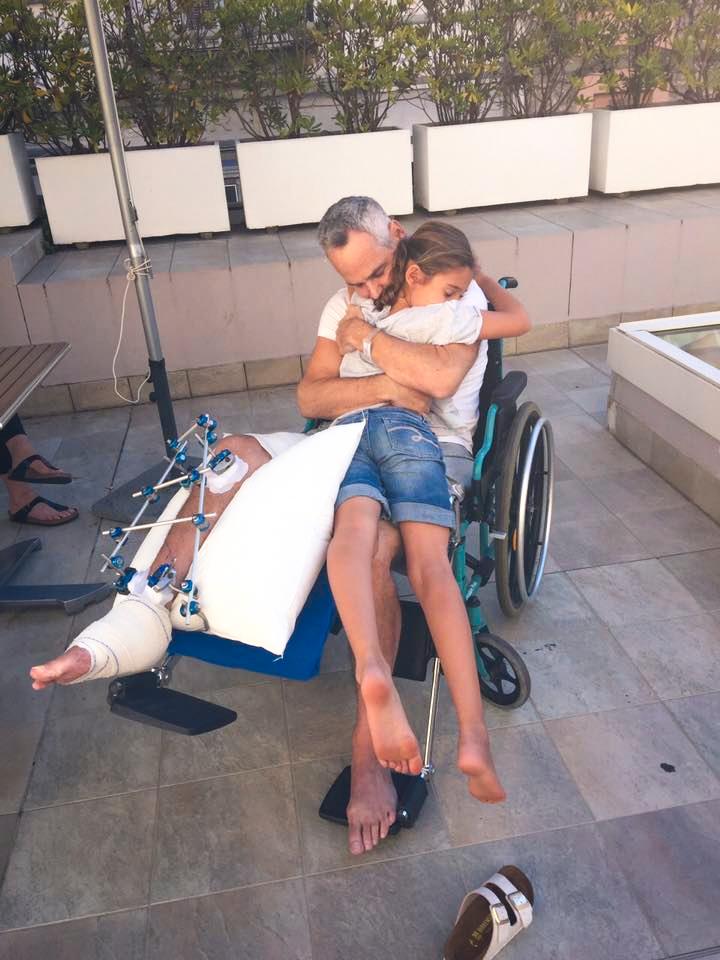 Greg, Lola og Sophie Krenztman måtte være i Nice i mange måneder etter angrepet mens legene jobbet for å redde beinet hans. 