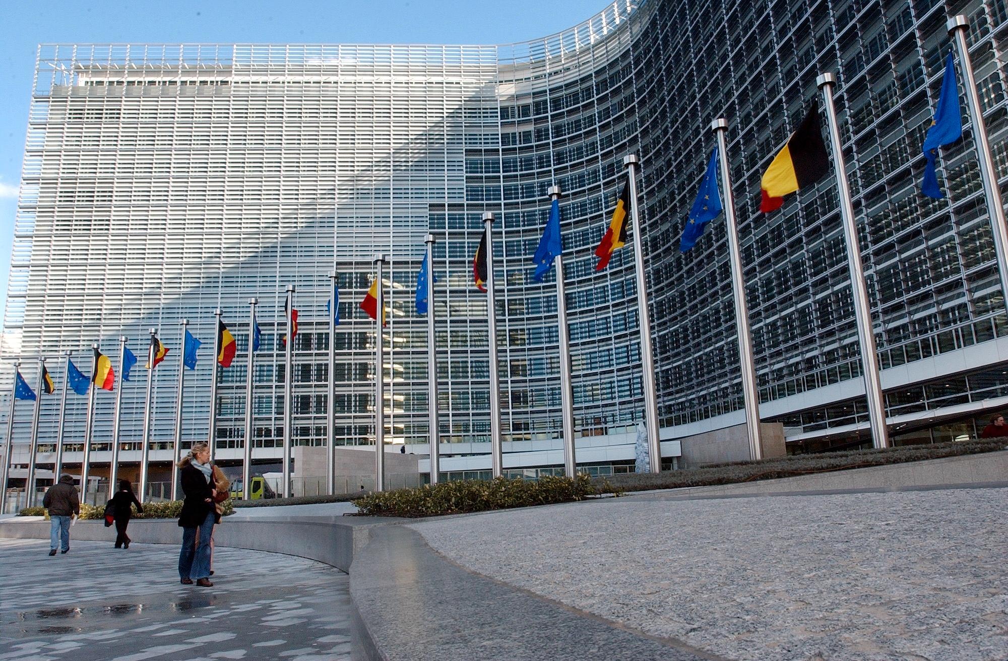 EU-kommisjonens bygning i Brussel. Her henger alle EU-landenes flagg på rekke og rad. Nå skal Storbritannias flagg bort. Både her og foran EU-parlamentsbygningen.