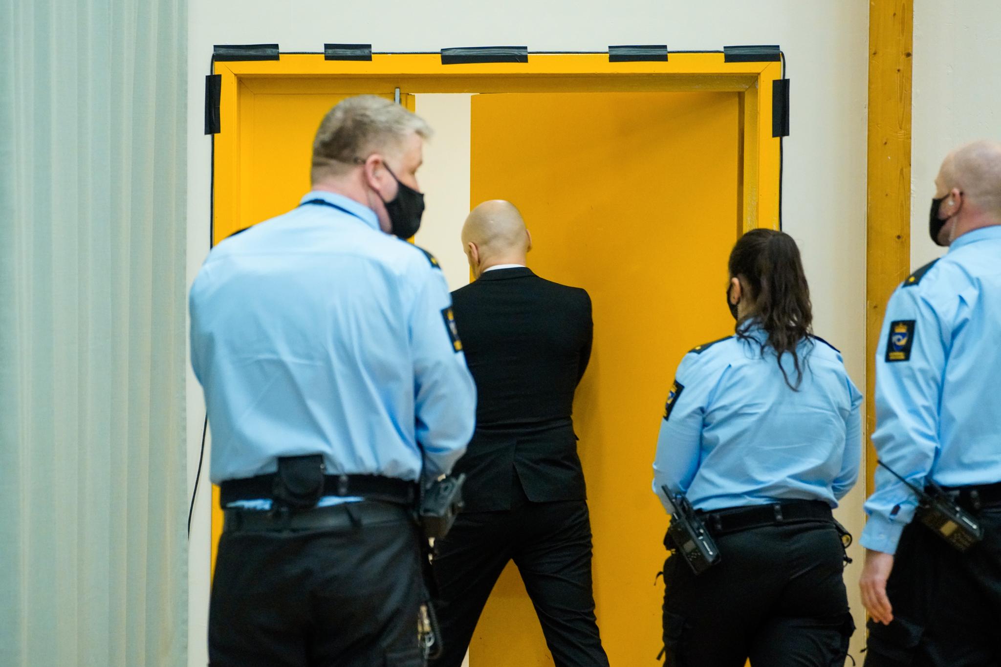 Anders Behring Breivik føres ut etter rettssaken der han begjærte seg prøveløslatt i januar. Terroristen soner sin forvaringsdom i Ringerike fengsel.