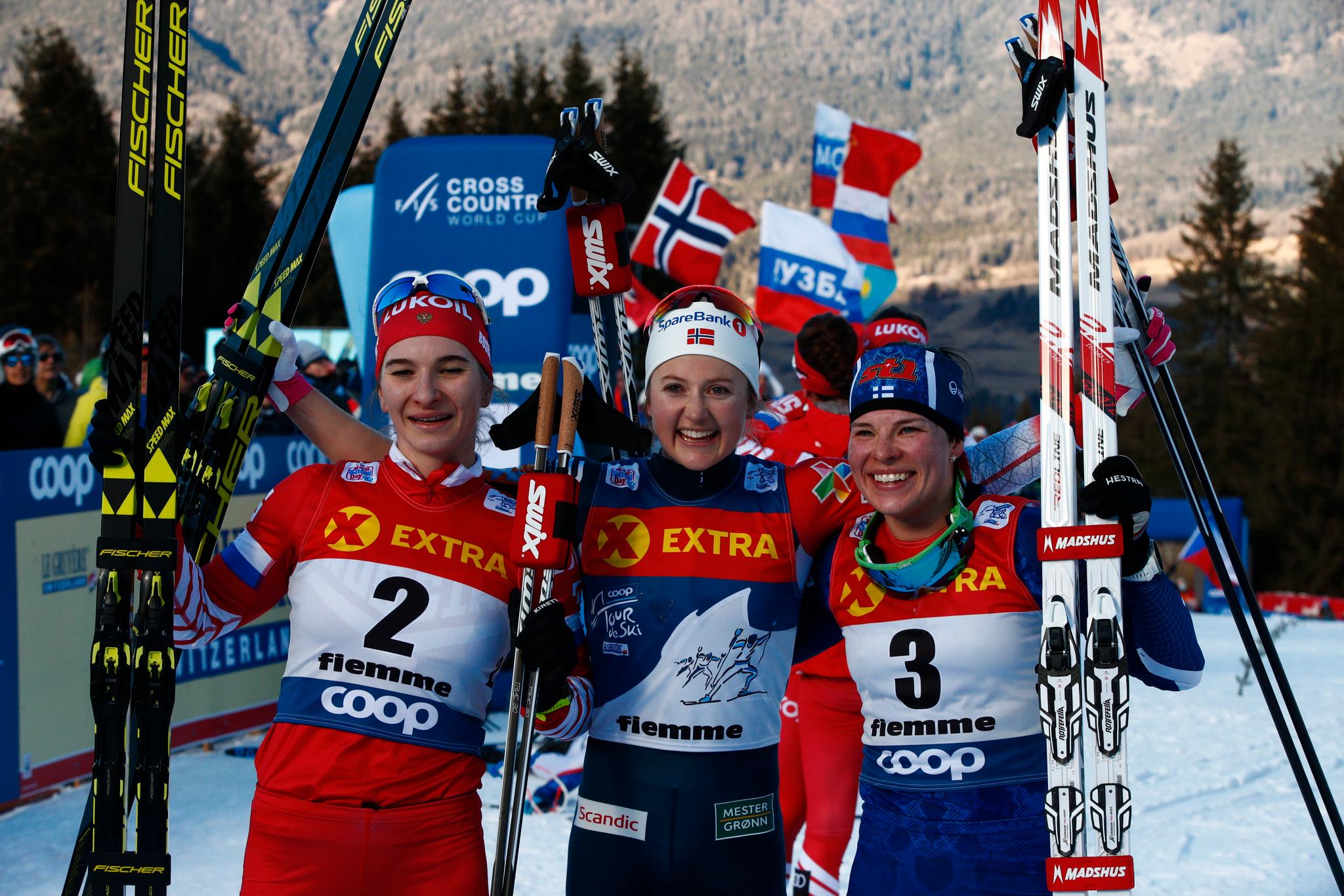 Ingvild Flugstad Østberg (midten) sammen med andreplasserte Natalja Neprjajeva (venstre) og Krista Pärmäkoski.