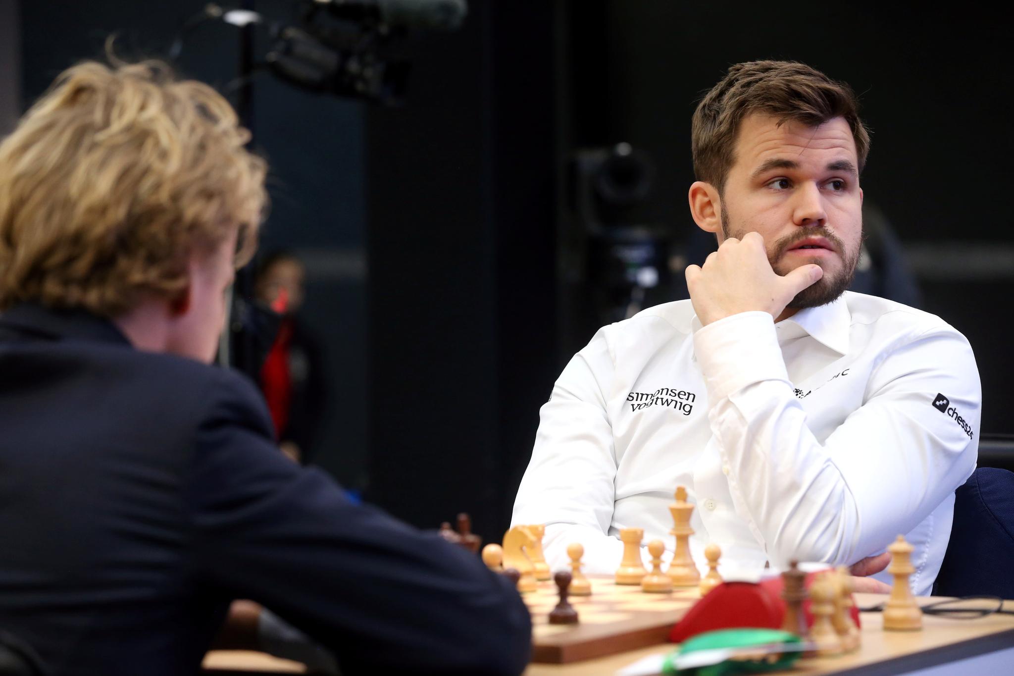 BETENKT: Magnus Carlsen innrømmer at motivasjonen til å forberede seg maksimalt ikke har vært til stede i det siste.