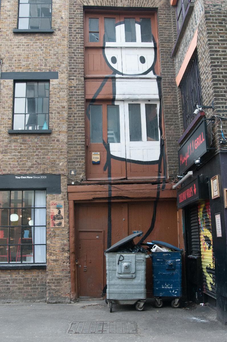 ENKELT UTTRYKK: Stik sine strekfigurer er å se mange steder i Øst-Londons gater. De naive og sjarmerende figurene har forandret livet til kunstneren.