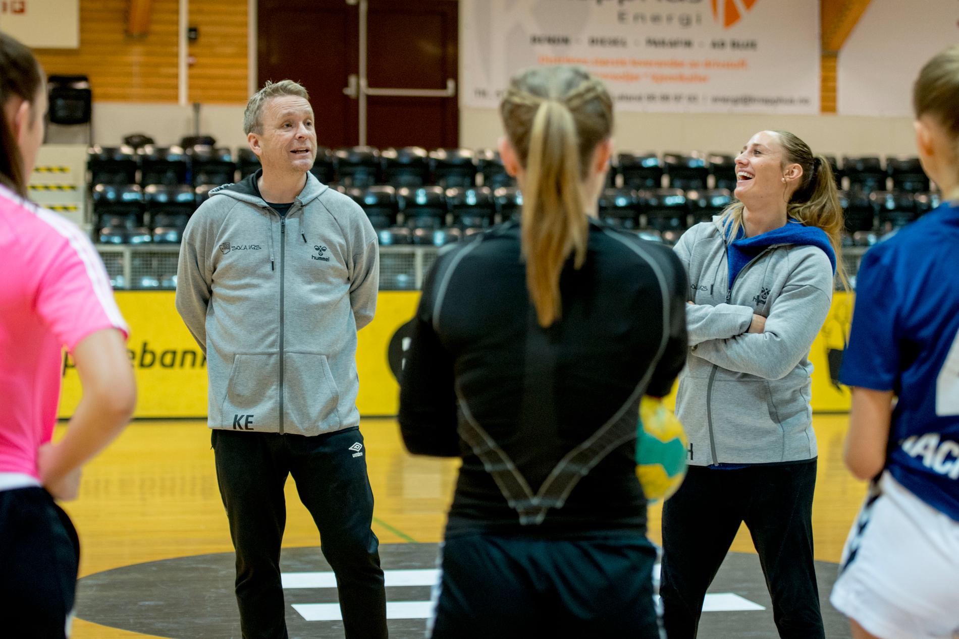 Kjetil Ellertsen (t.v.) og Camilla Herrem er begge trenere ved Sola videregående skole. Da Aftenbladet var i Åsenhallen hadde de en trening for 10.-klassen ved Sola ungdomsskole.
