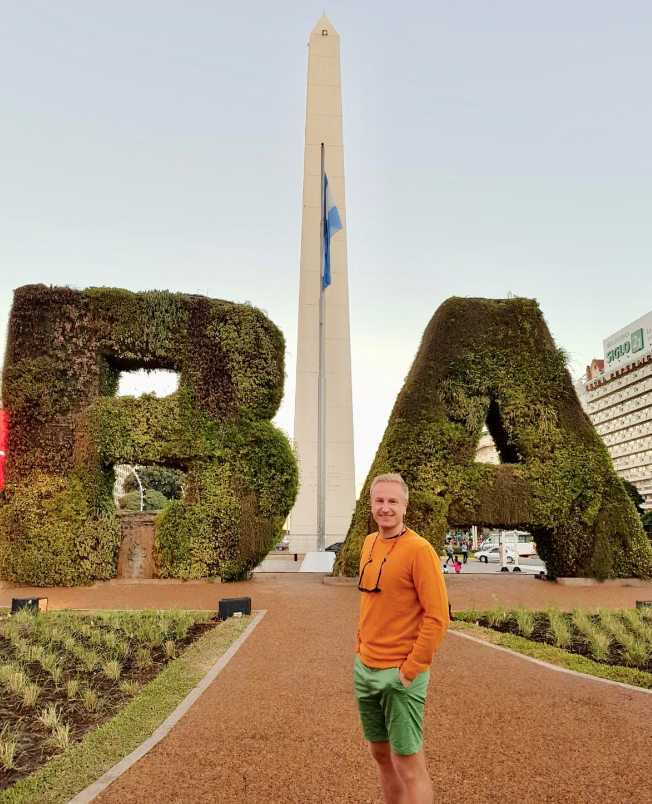 Den argentinske hovedstaden Buenos Aires har initialene som to store busker på torget utenfor Plaza de la República. 
