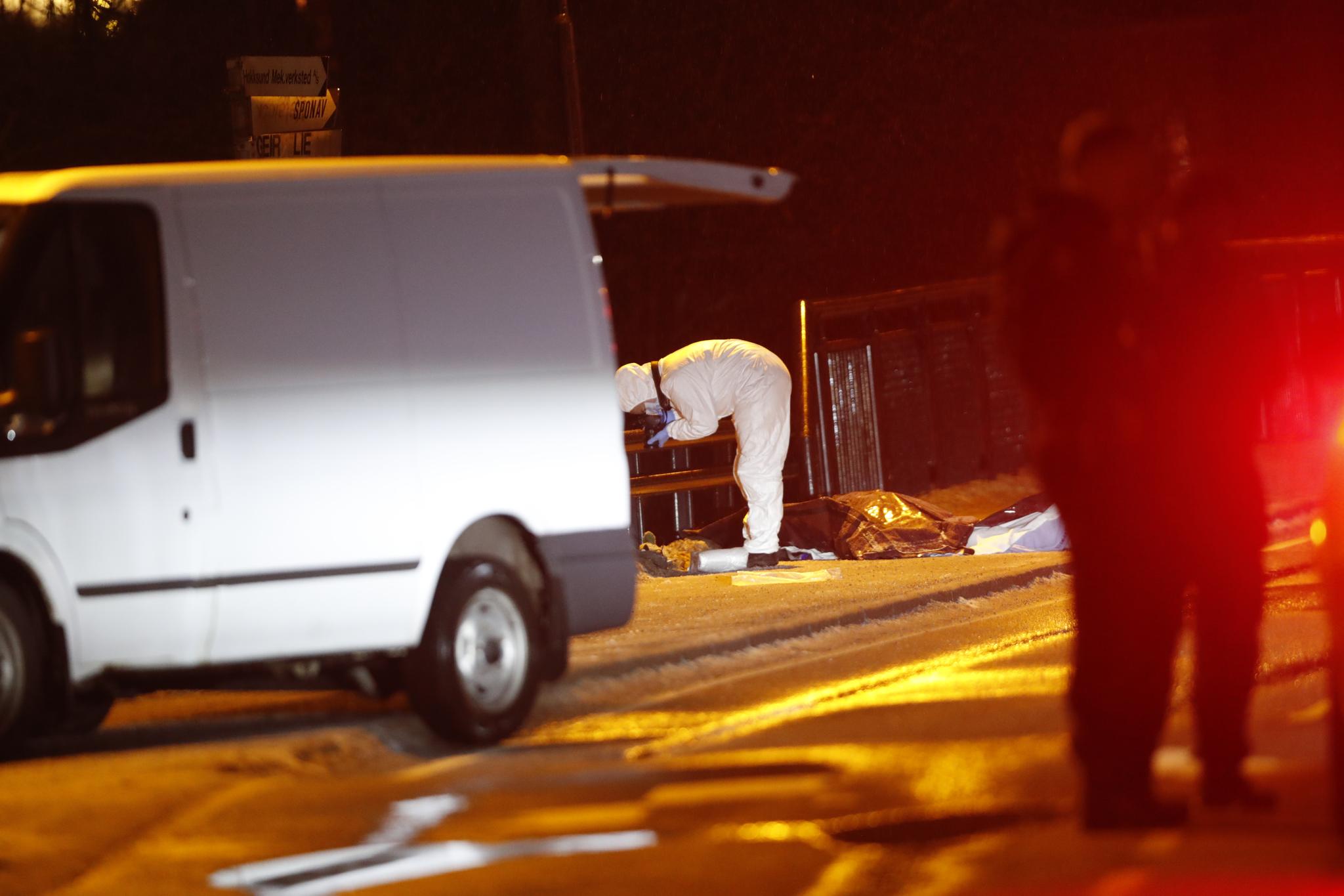 Politiet etterforsker det de betegner som et mulig drap etter at en mann i 70-årene døde utendørs i Hokksund sentrum mandag kveld. 