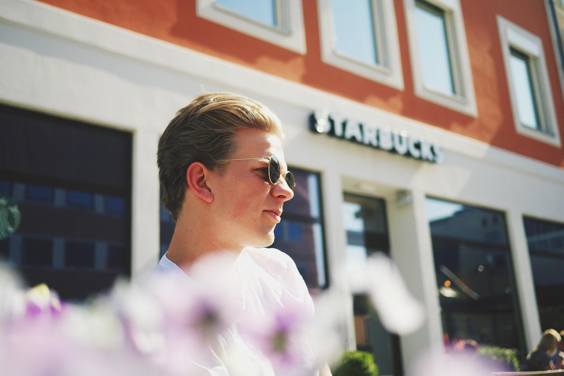 Olav Dale (21) vet hvordan det er å komme ut av skapet i Kristiansand. Det forteller han om i podcasten «Hjemom».
