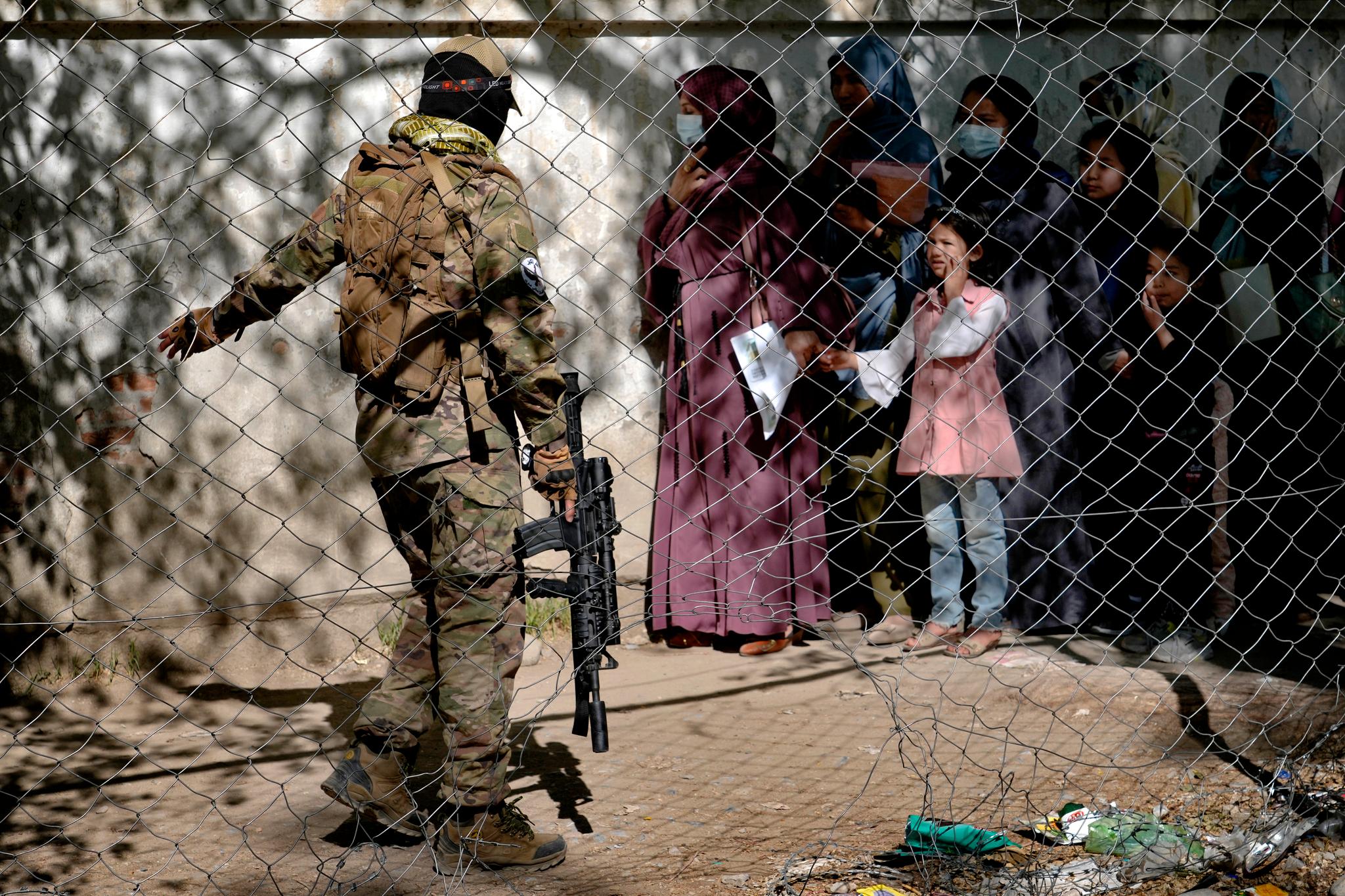 De som har mest å tape på en vestlig isolasjonslinje, er Afghanistans 40 millioner borgere, mener kronikkforfatterne. Bildet: En talibansoldat holder vakt utenfor et passkontor i Kabul i april. 