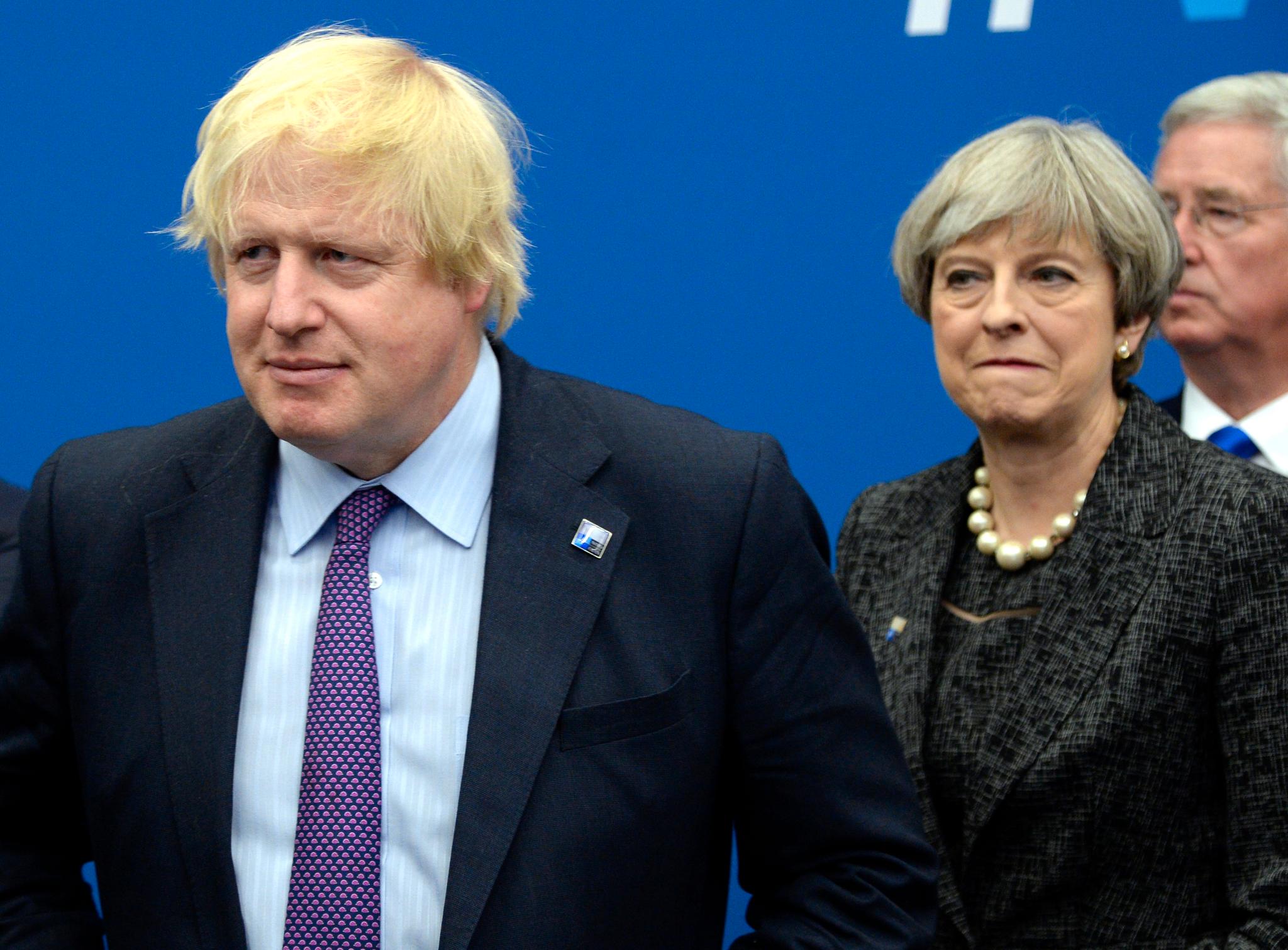 Statsminister Theresa May sammen med Boris Johnson under NATO-toppmøtet i mai, da Johnson fortsatt var utenriksminister. Nå er de to på kollisjonskurs som følge av brexit. Arkivfoto: Thierry Charlier / AP / NTB scanpix