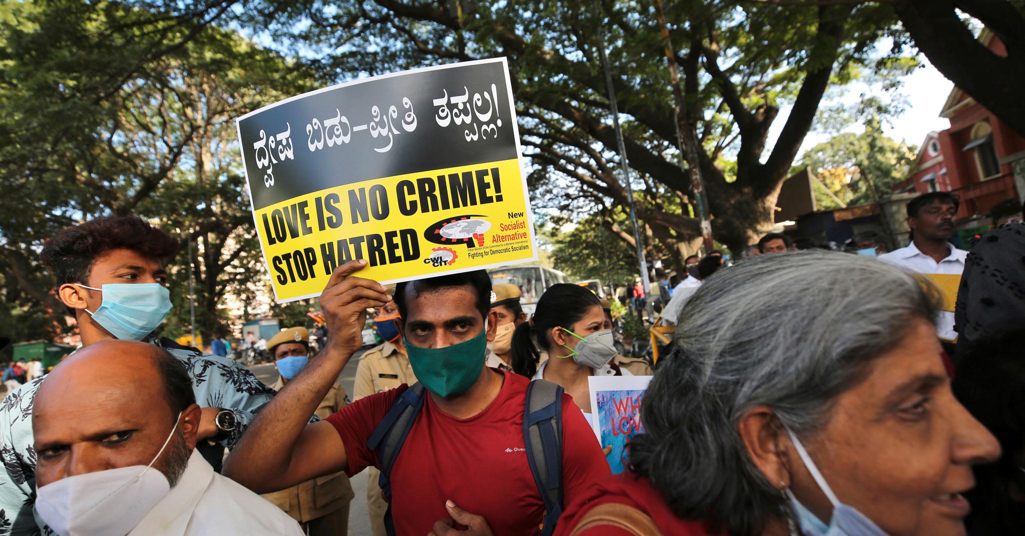 «Kjærlighet er ikke en forbrytelse! Stopp hatet», mener mannen som protesterte mot de nye lovene i Uttar Pradesh.
