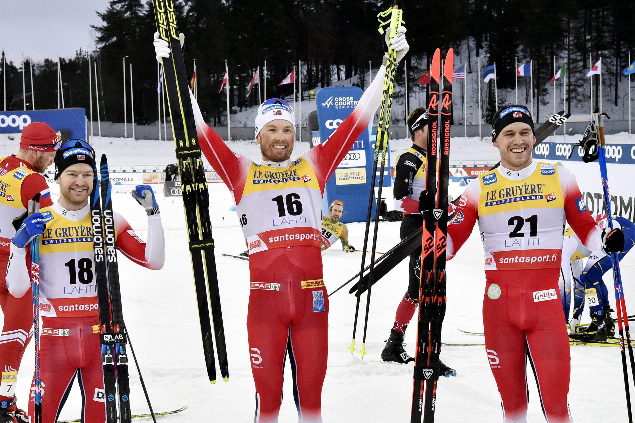 IVERSEN BEST: Emil Iversen (i midten) spurtet ned Sjur Røthe på oppløpet, mens Pål Golberg ble nummer tre i verdenscupcomebacket til Norge i Lahti lørdag. 