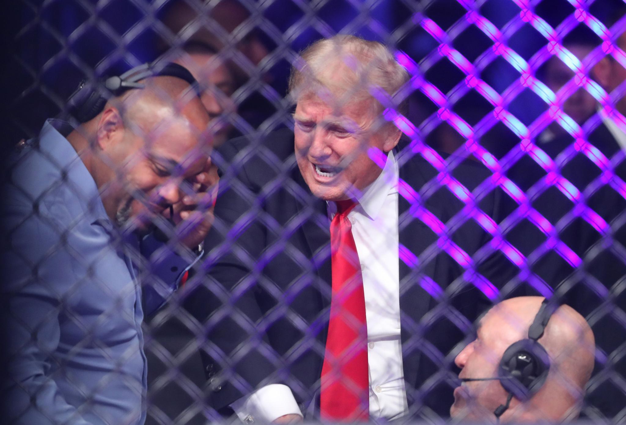PÅ PLASS: Tidligere USA-president Donald Trump var blant publikum i Las Vegas i natt. Her snakker han med UFC-kommentatorene Daniel Cormier (t.v.) og Joe Rogan før møtet mellom Dustin Poirier og Conor McGregor. 