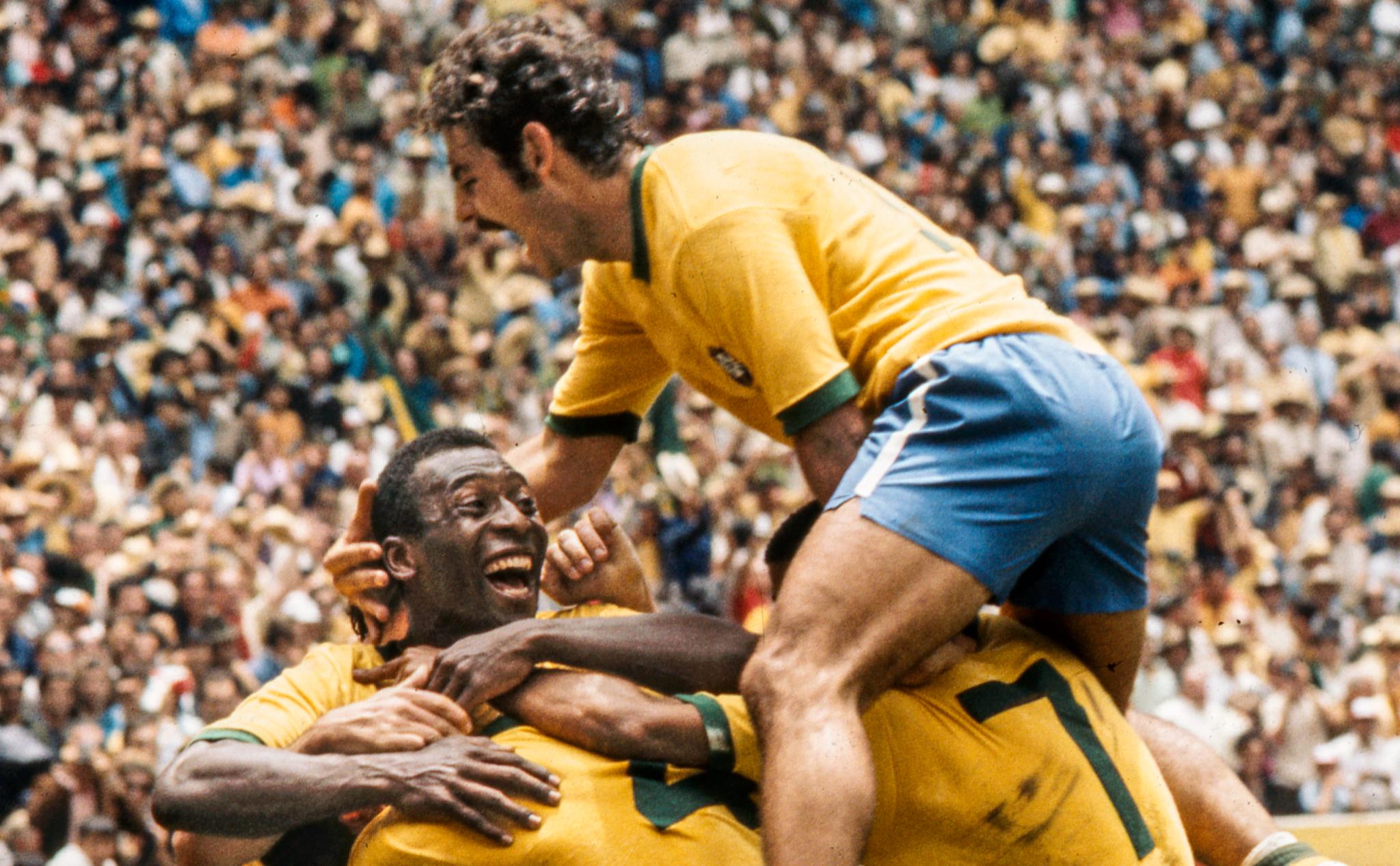 ASSIST: Pelé sentral i feiringen av Brasils fjerde mål.