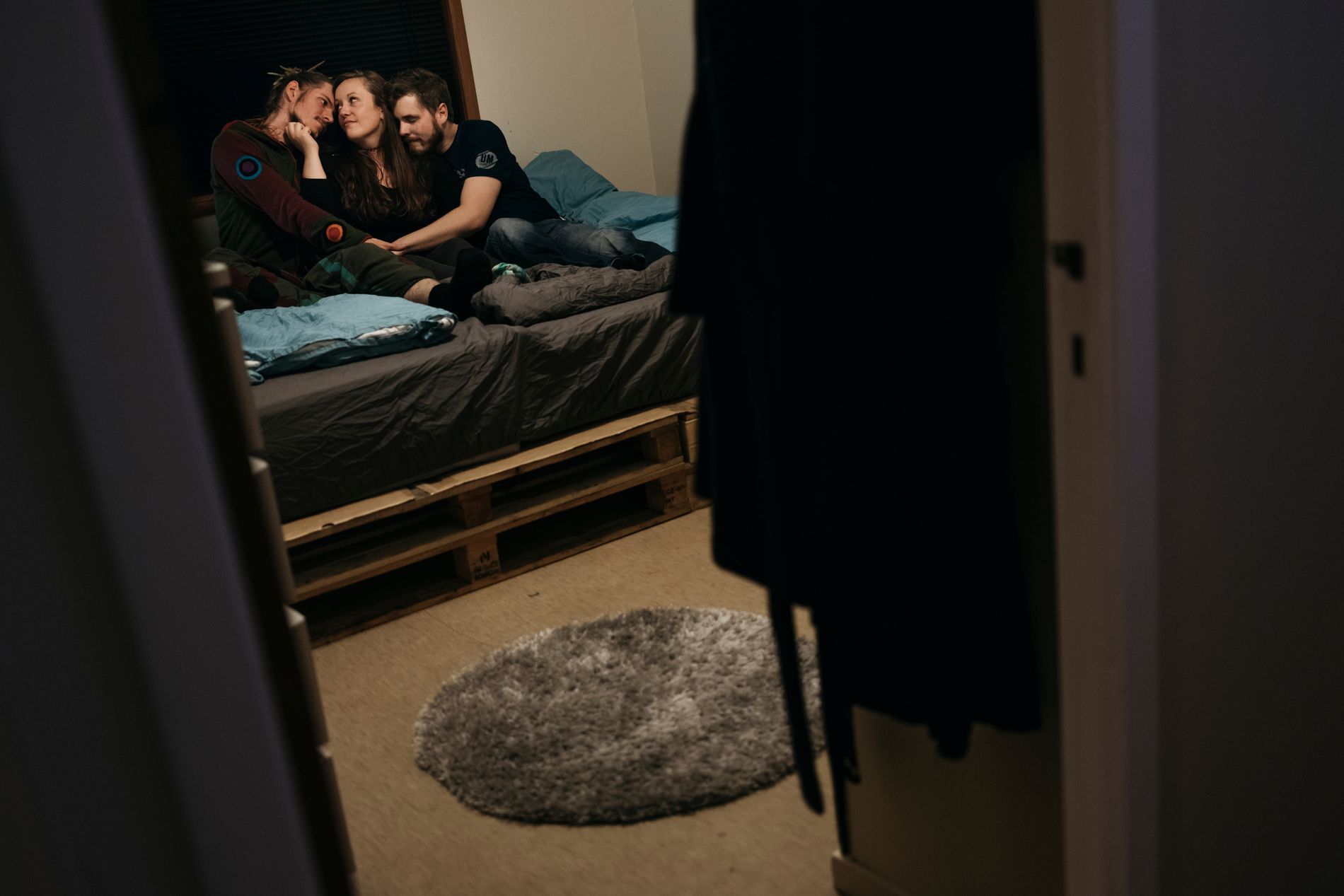 I sengen er det plass til både Hanne, og hennes samboere Alexander og Kåre. 