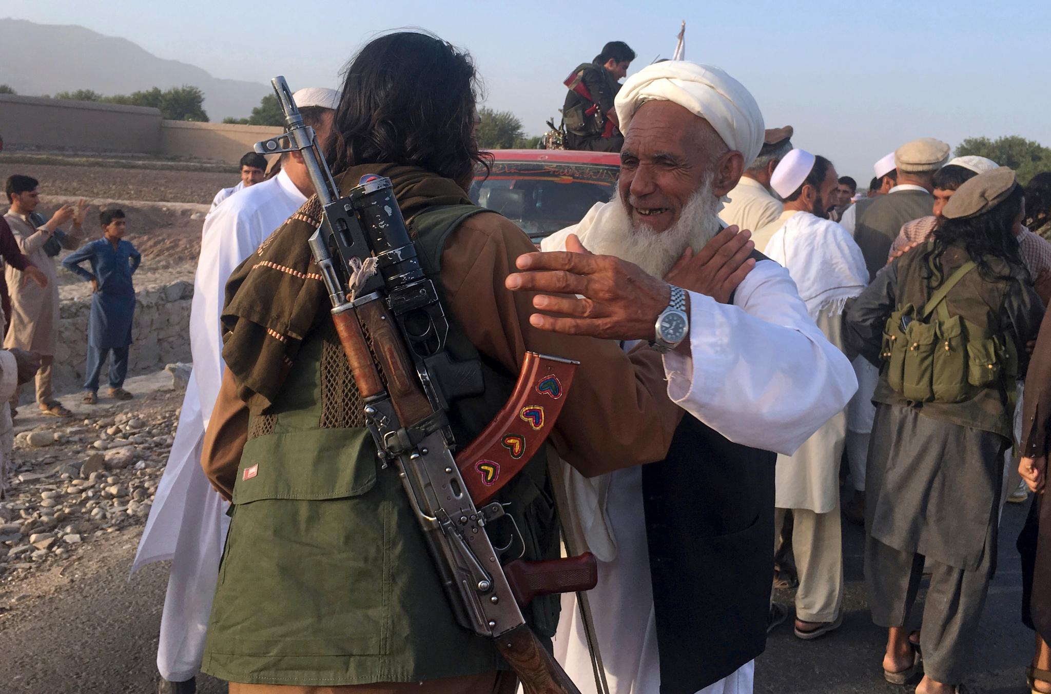 Taliban-krigere møter lokalbefolkningen for å feire id al-fitr i Nangarhar-provinsen 16. juni i år. Myndighetene og Taliban inngikk en kort våpenhvile i forbindelse med feiringen.