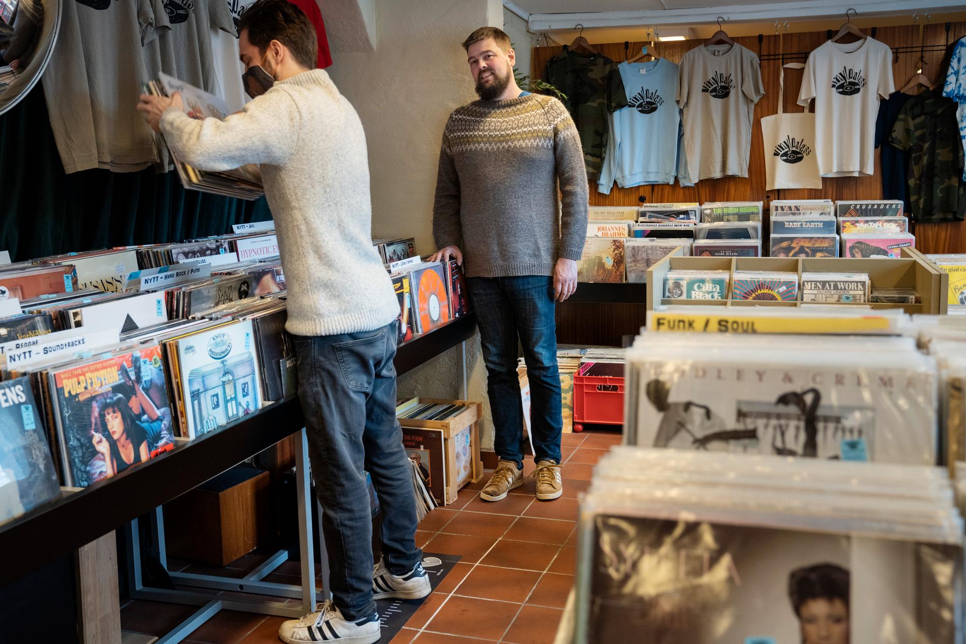 I butikken har Stangeland nærmere 8000 LP-plater i alle sjangre. Her sammen med medarbeider Njål Sandegren Hisdal.