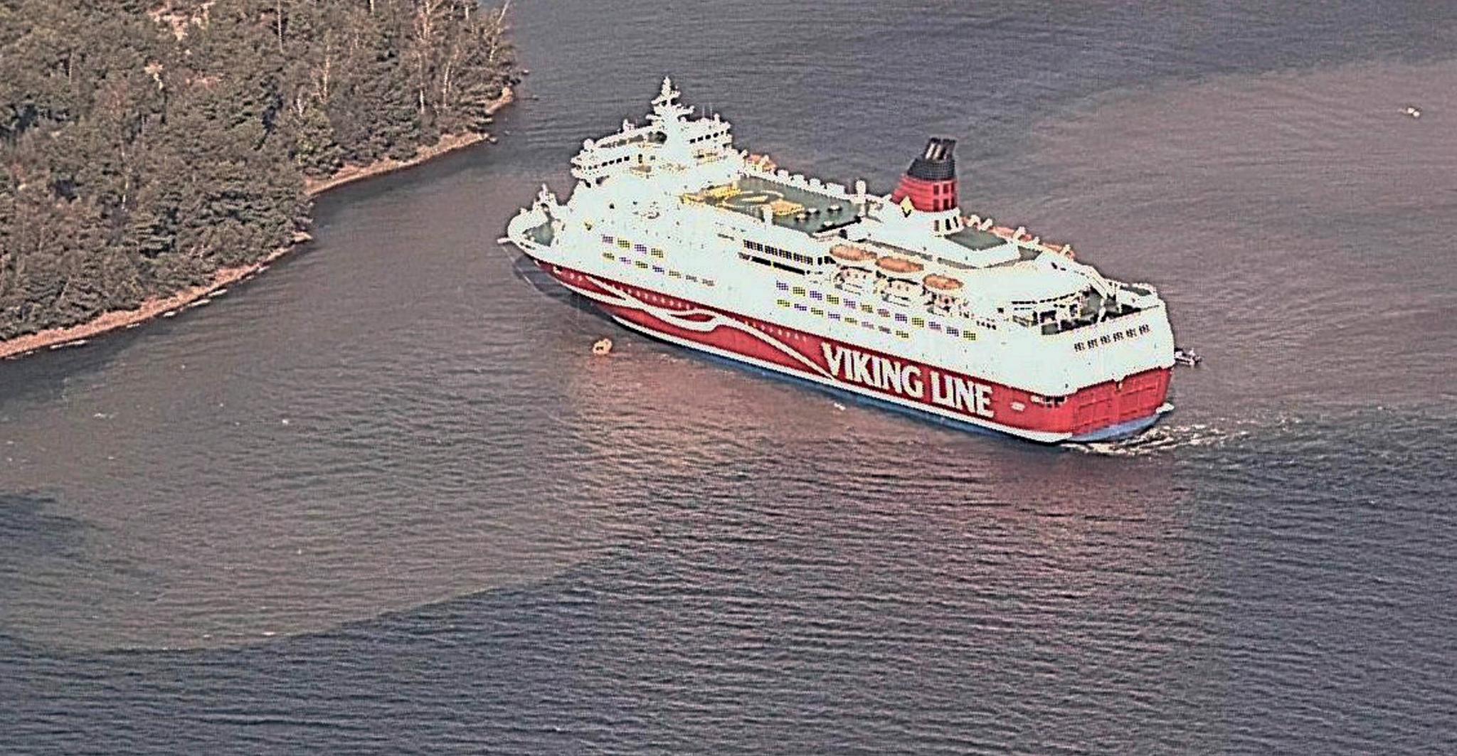 Viking Line-ferja står på grunn ved Åland. 