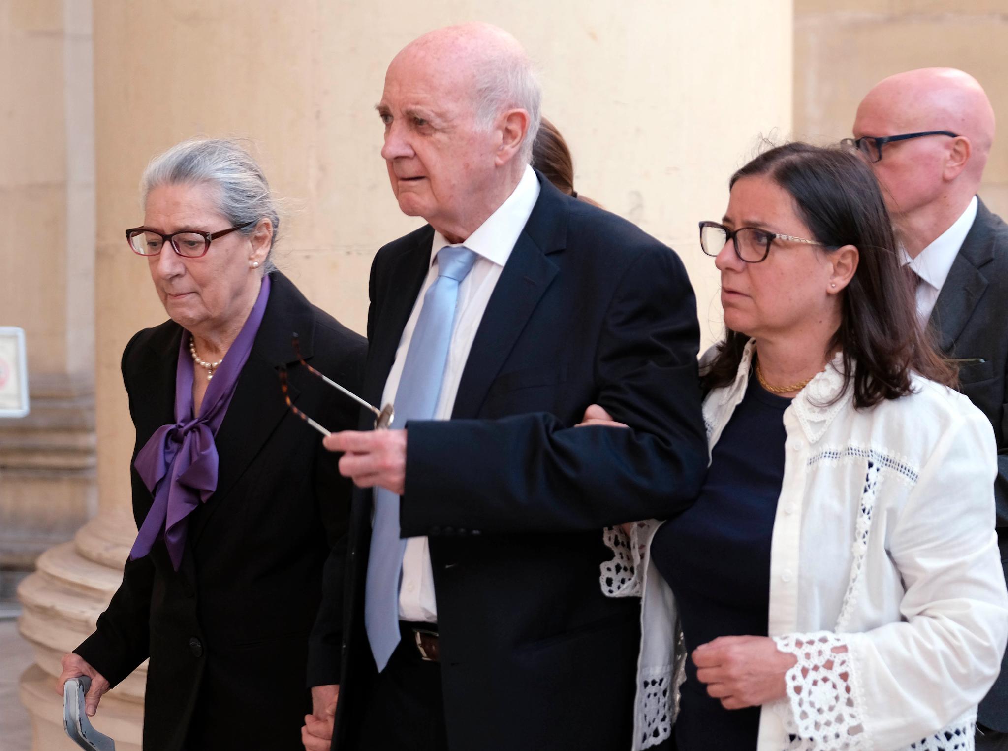 Fra venstre: Rose Marie Vella, Michael A. Vella, og Mandy Mallia, foreldrene og søsteren til Daphne Caruana Galizia, ankommer domstolen i Valletta fredag. 
