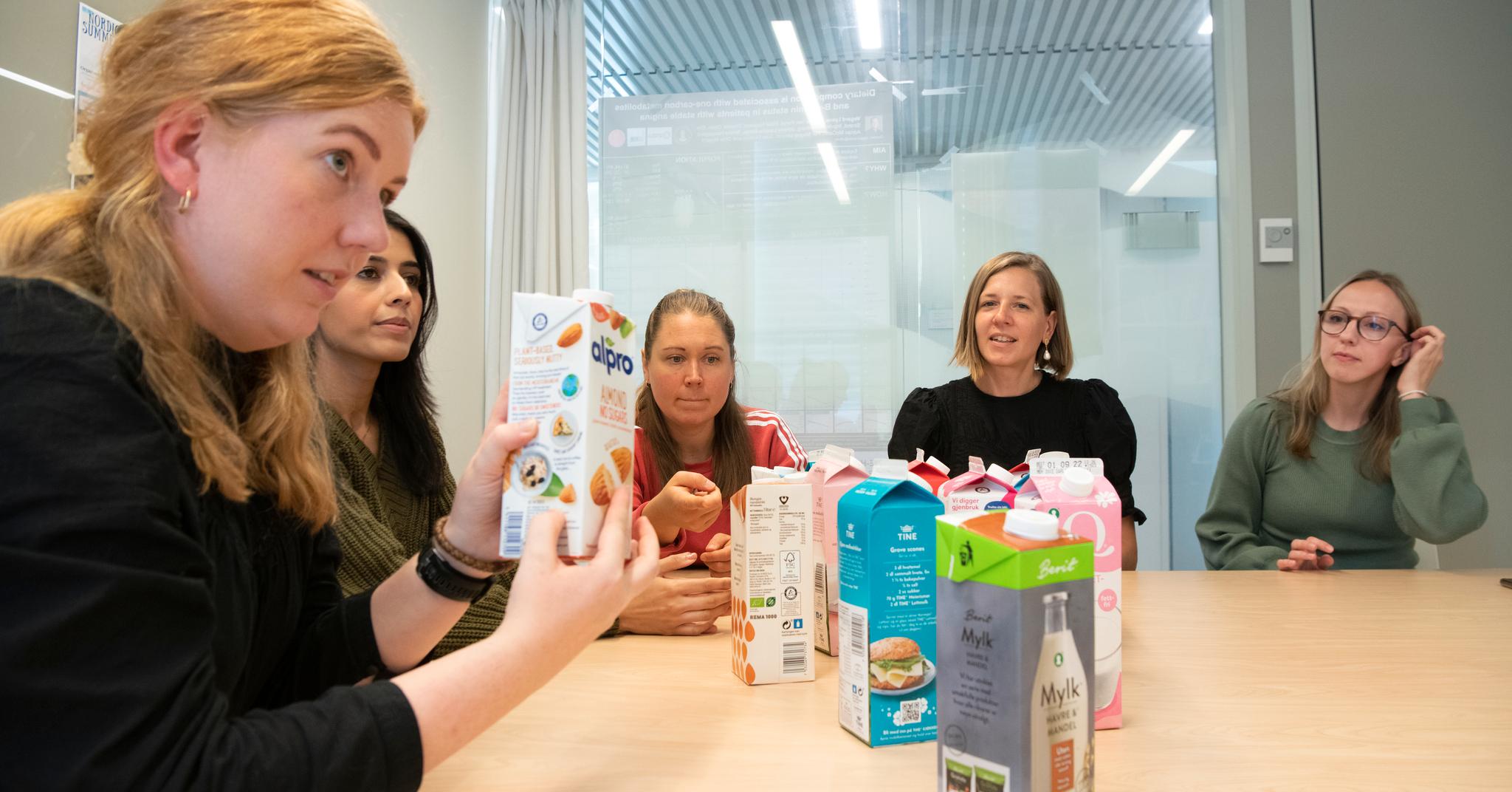 Disse fem kliniske ernæringsfysiologene har sett nærmere på 14 ulike typer melk: (f.v.) Helene Dahl, Zoya Sabir, Marie Njerve Olsen, Hanne Rosendahl-Riise og Marte Almenning Trollebø.