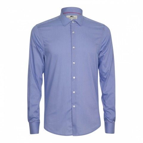 BLÅ: Hvit skjorte er sjelden feil. Men til en mørkeblå bukse er en skjorte i lysere blåfarge ganske lækkert (kr.1200/Moods of Norway).