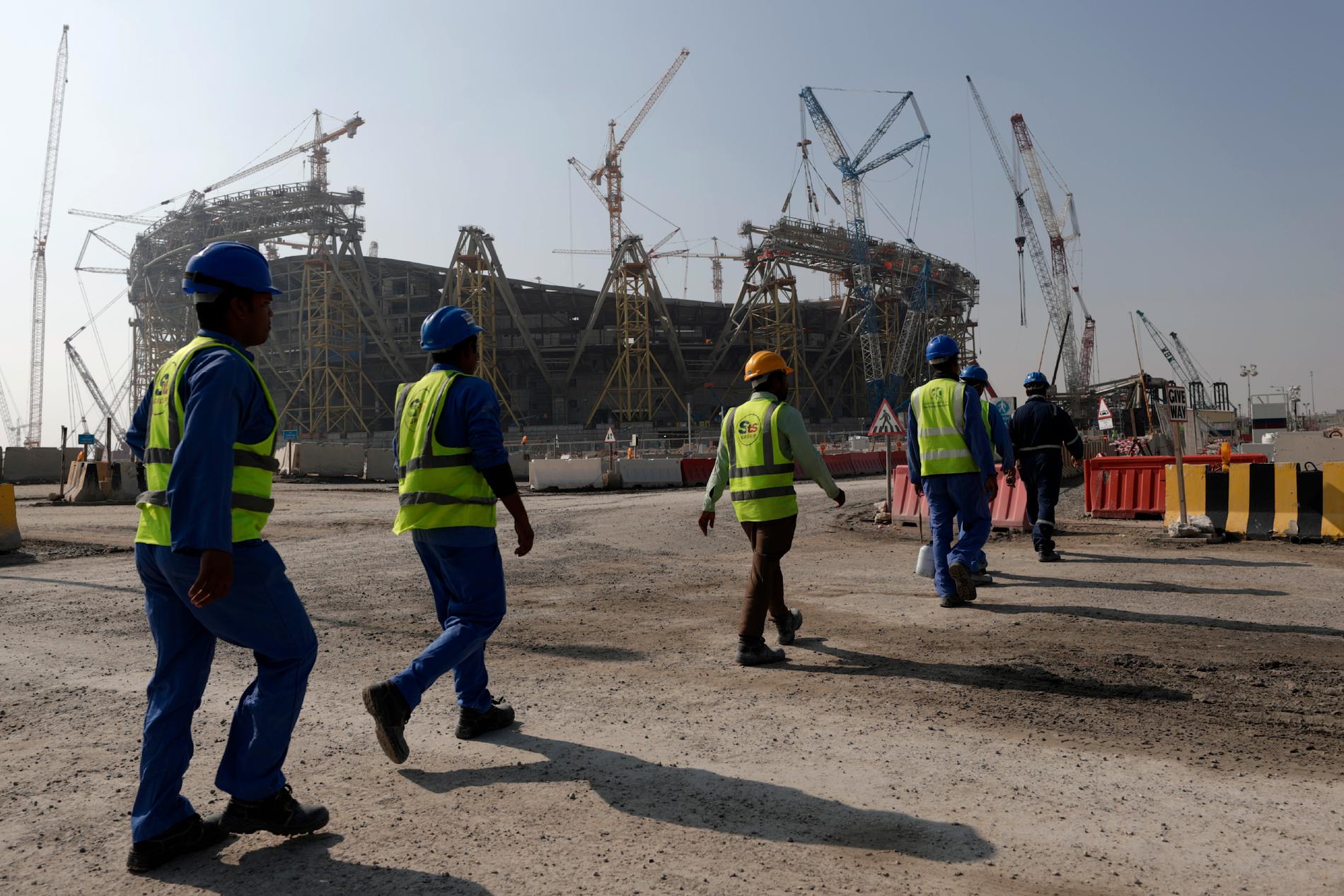 Tilhøva for arbeidarane i Qatar har vorte sterkt kritisert frå mange hald. Her frå bygginga av Lusail stadion som skal huse opningskampen og finalen i 2022. 