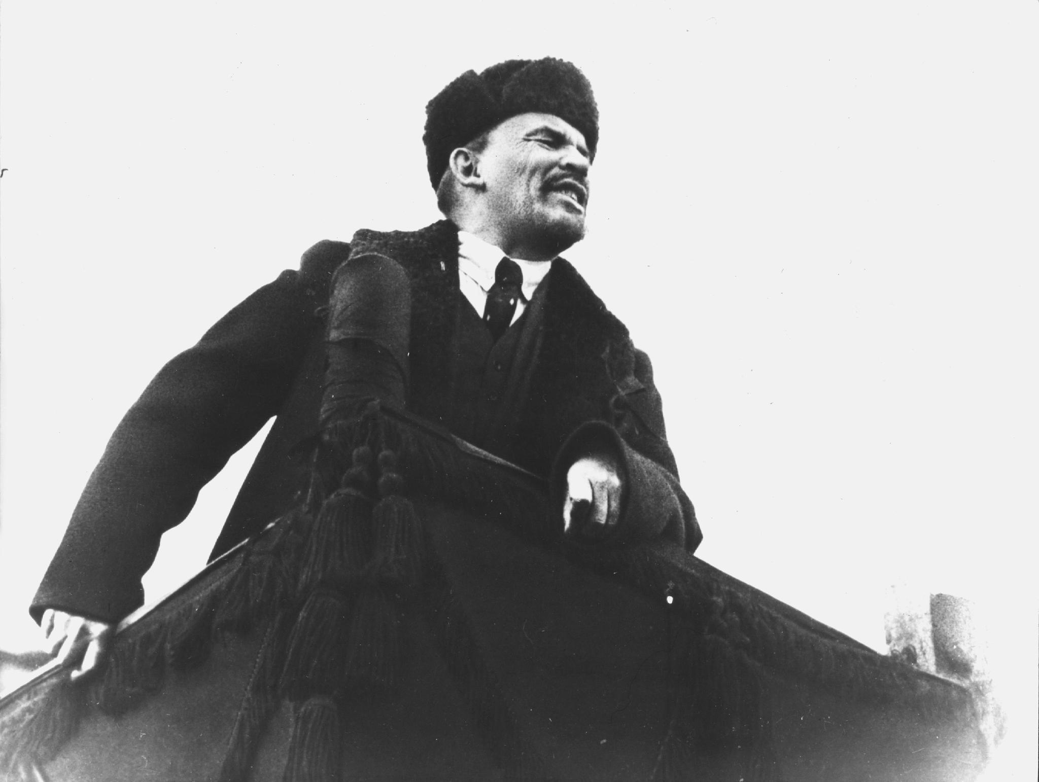  Lenin taler på Den røde plass på den første årsdagen for oktoberrevolusjonen.  
