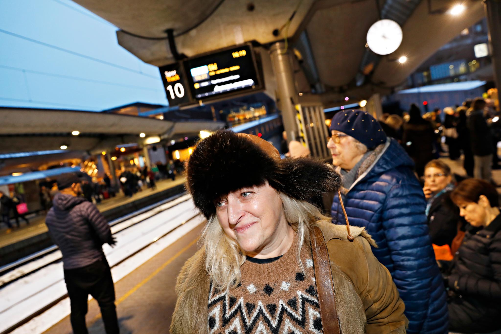 Edith Stylo pendler mellom Oslo og Holmlia hver dag og mener togene er overbefolket.