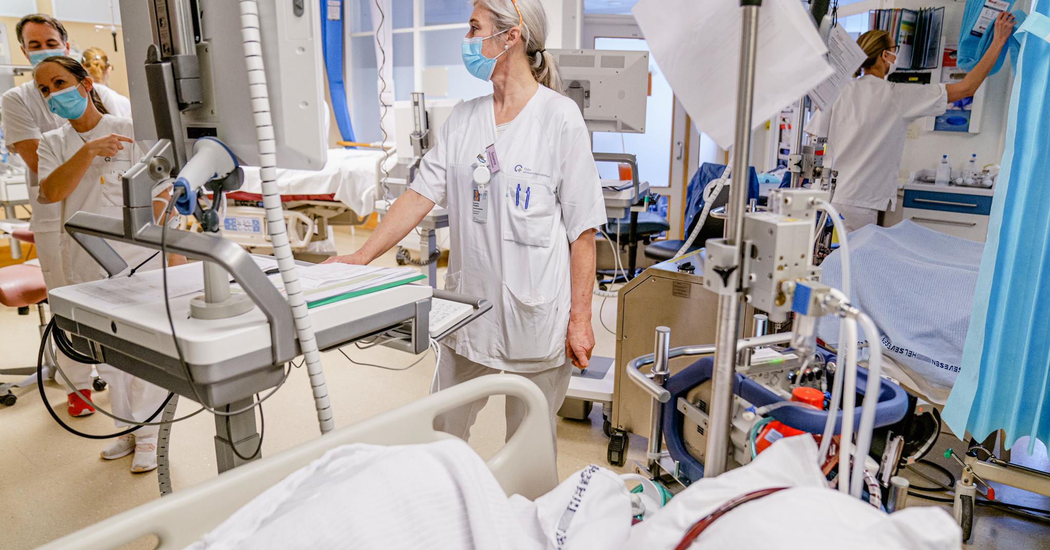 Januar 2022: Intensivsykepleier Susanne Haugeto overvåker en pasient på generell intensiv 1 på Rikshospitalet i Oslo. På denne avdelingen ligger de aller sykeste pasientene rammet av korona.