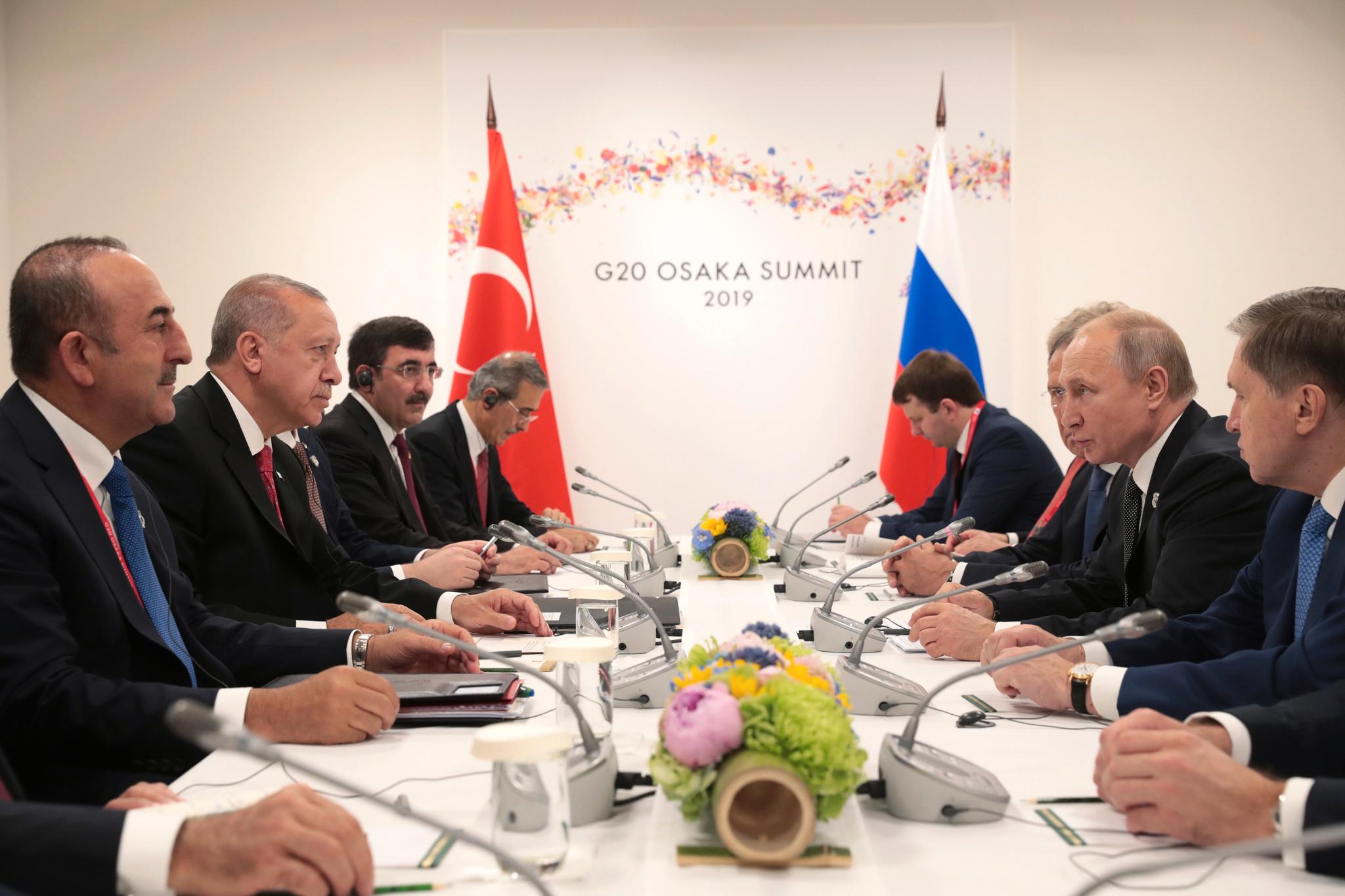 Recep Tayyip Erdogan og Tyrkia kjøper kontroversielle våpen fra Vladimir Putin og Russland. Her møtes de under G20-møtet i juni.