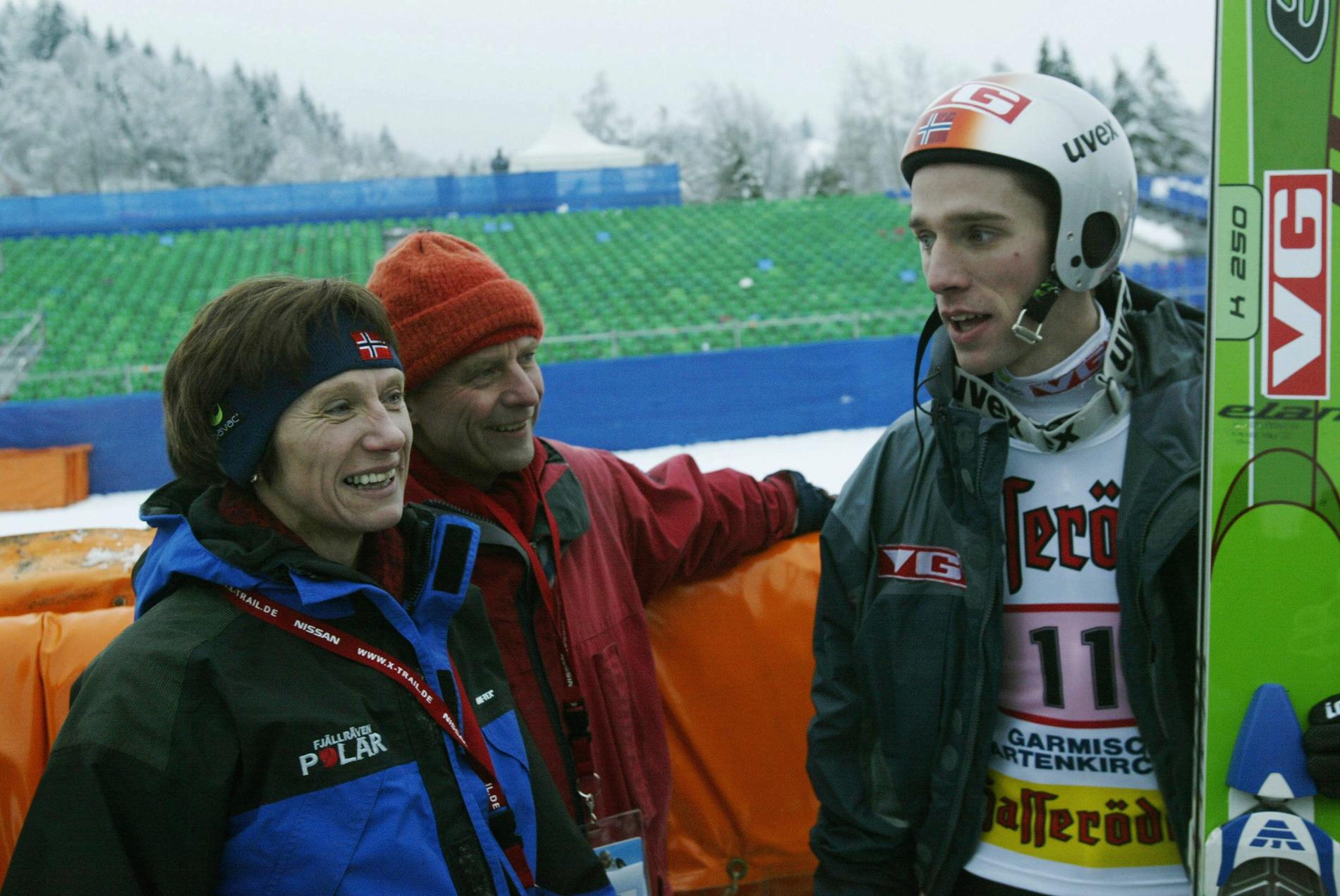 OPPGITT: Steinar Berthelsen, i midten, synes Skiforbundets coronaveileder er for tøff. Her fra da sønnen Sigurd Pettersen vant hoppuken i 2004. Til venstre mor Sølvi Pettersen.