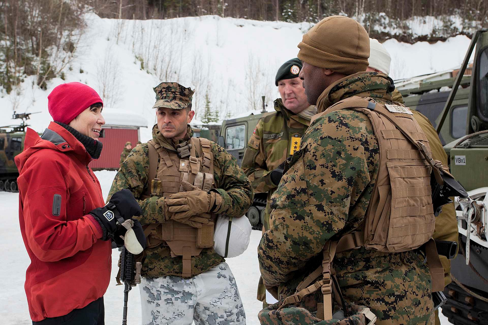 Forsvarsminister Ine Eriksen Søreide besøker US Marines under øvelsen Cold Response. I mørk beret: Generalløytnant Rune Jakobsen.